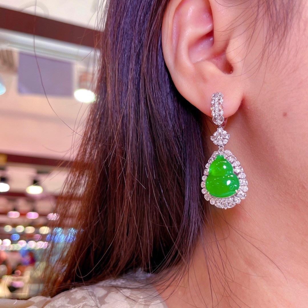 ️超值，翡翠A货 葫芦耳环，阳绿满色，料子冰润细腻，种老起光，18k金镶真钻，上身佩戴效果很好40.2/15.8/11.5裸石14.5/11.6/3