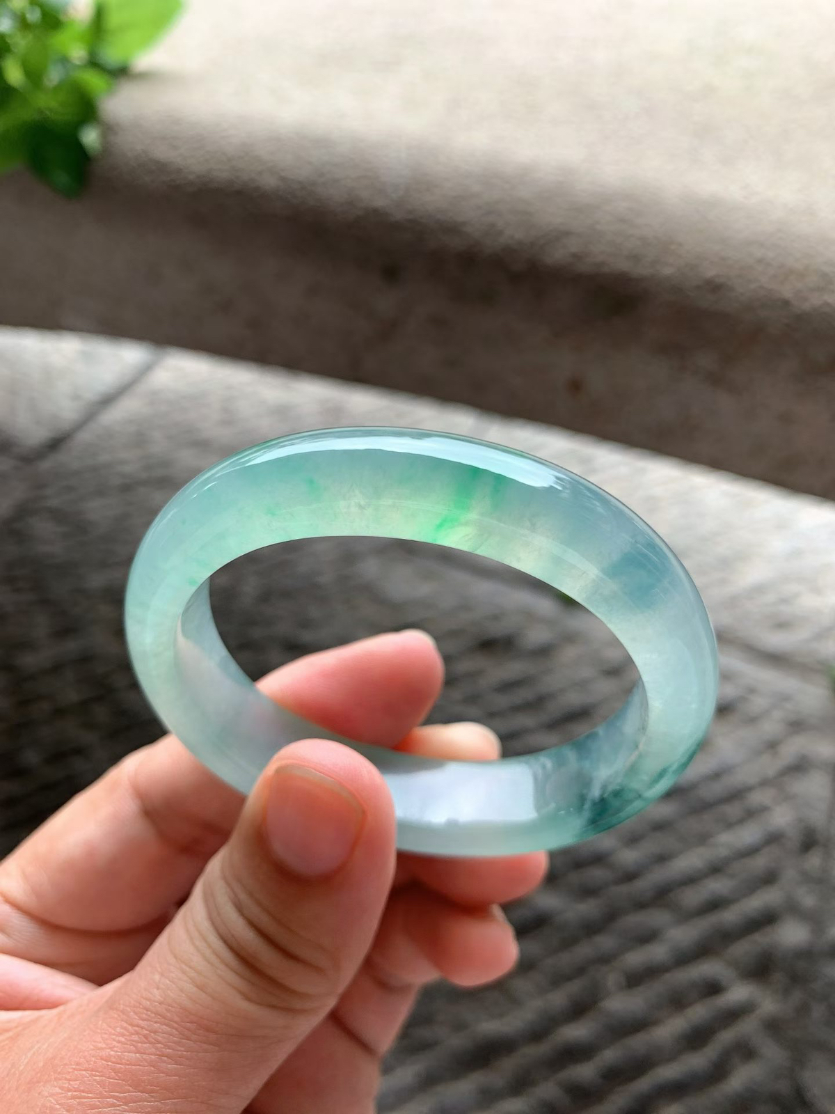 老坑种冰绿蓝花贵妃手镯尺寸52*13*8/44.5（换正圈49）老坑种水，冰透十足，水足充盈，起光起胶，绿花鲜亮，灵动又富有生机，上手端庄大气！