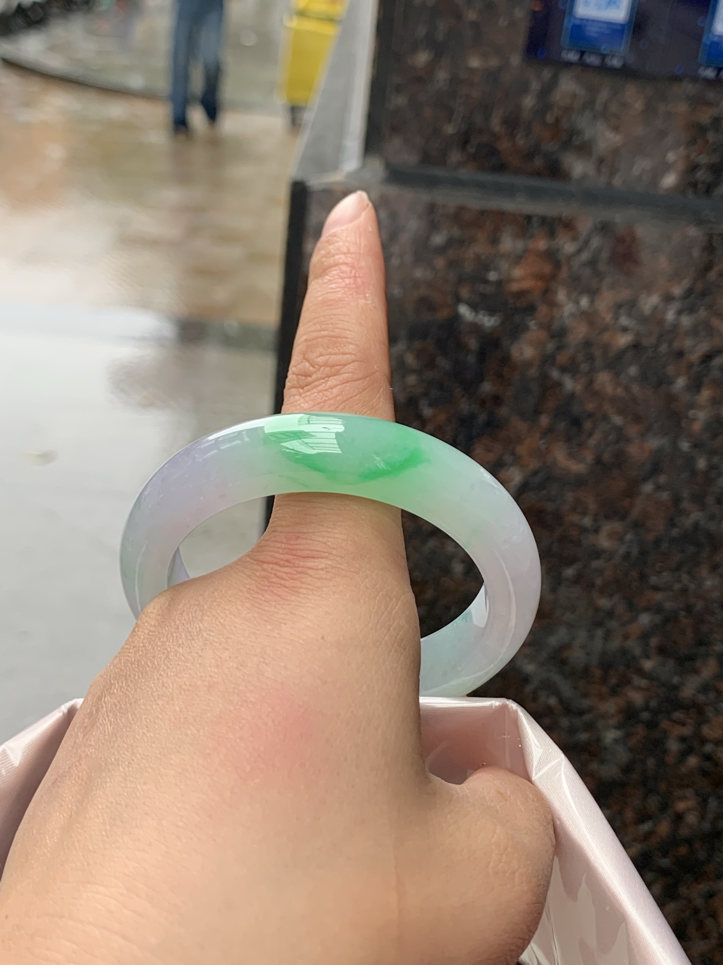 冰春彩正圈，53.5-13.2-9，0423-N517，打灯纹裂，不扣，底妆水润，淡淡粉底色飘阳绿花，气质温婉而迷人。