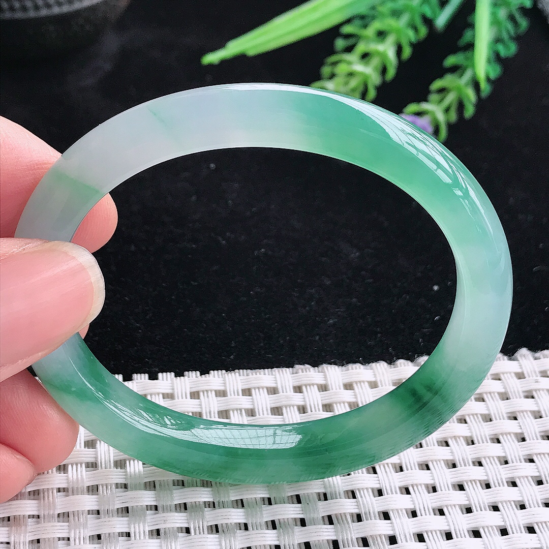 实拍A货翡翠53.5/45.6/8.6/7.5老坑冰胶果冻飘蓝花贵妃手镯宽边玉镯平安镯