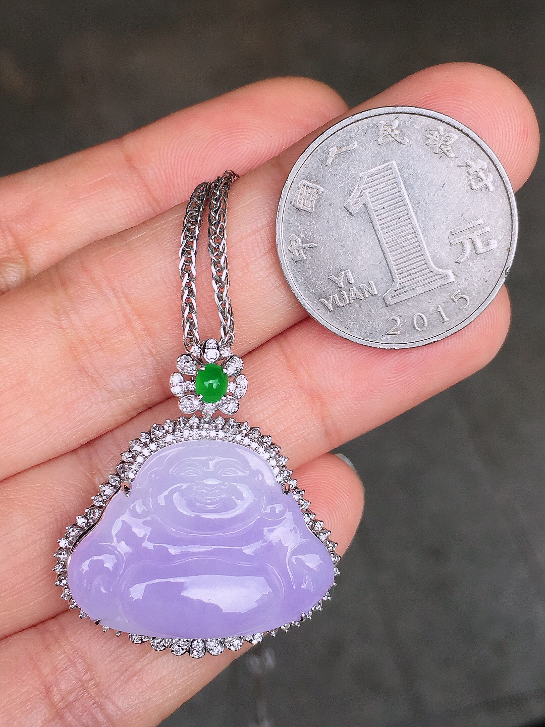 紫罗兰佛公吊坠，色泽均匀艳丽，玉质细腻，荧光感超
强，饱满圆润，尽显优雅气质，18k
金豪华镶嵌