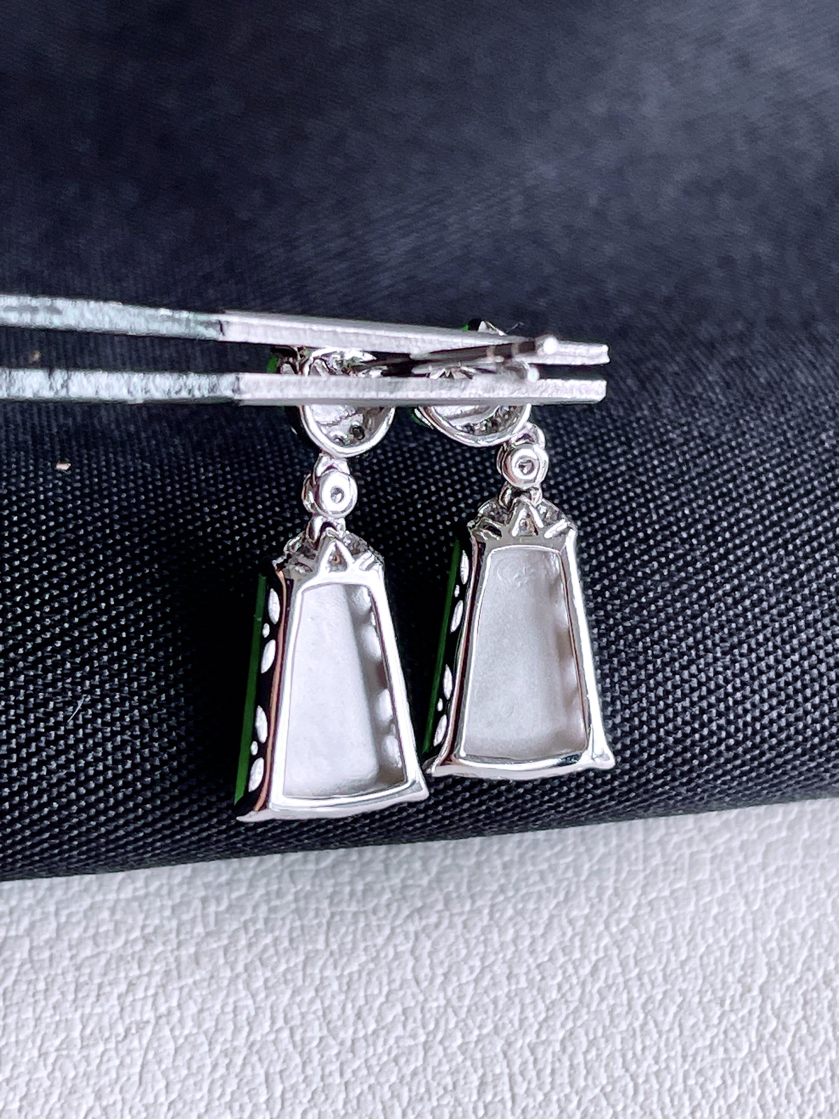 【镶嵌】冰阳绿无事牌耳坠
【说明】缅料 18k金镶嵌 性价比高  
【整体】17-7.2-2.6
【裸石】9.4-6.6-1.7