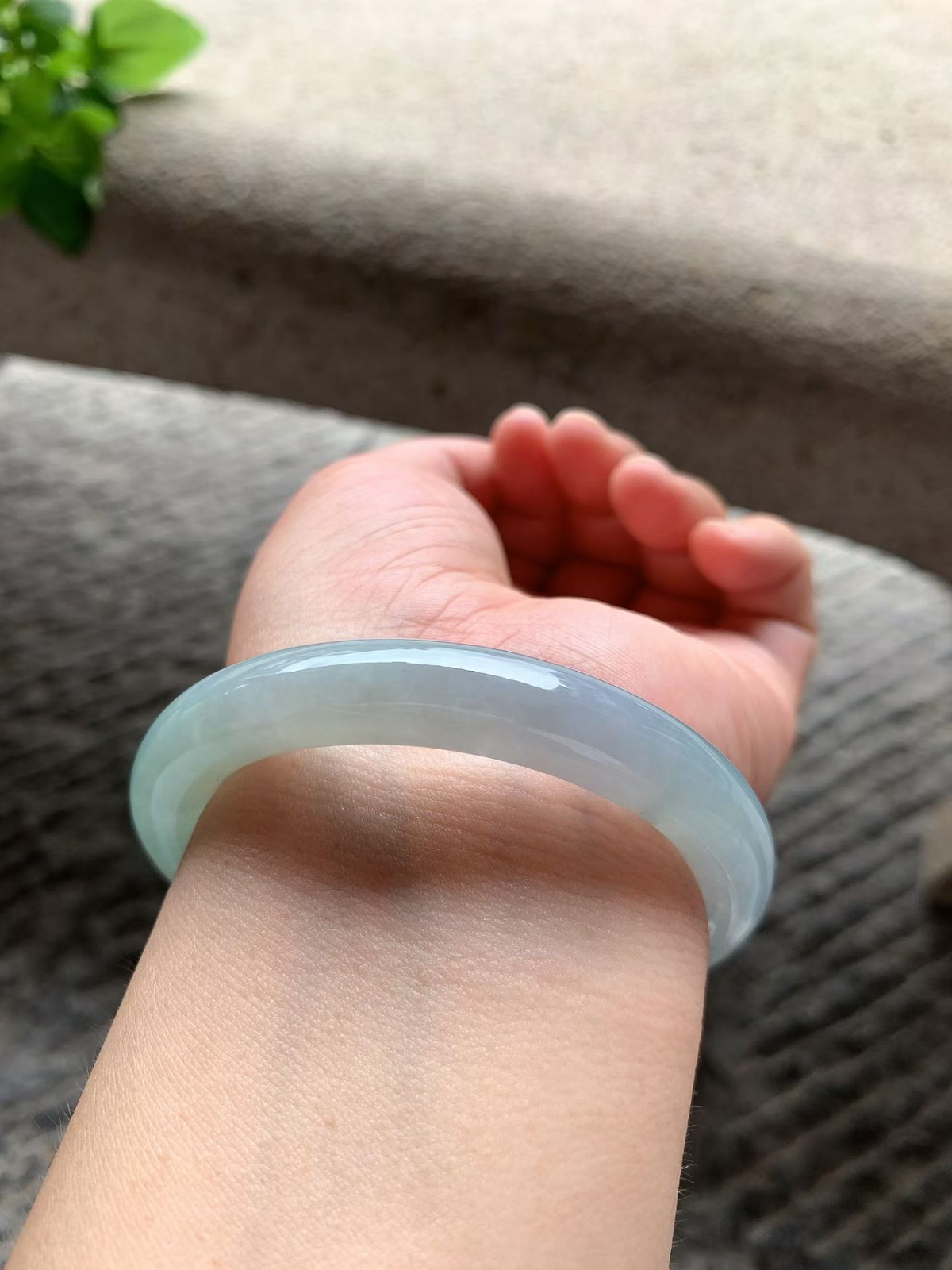 飘阳绿圆条手镯尺寸55.5*10.5*10 种质细腻，水润光泽，翠色鲜亮，灵动轻盈！