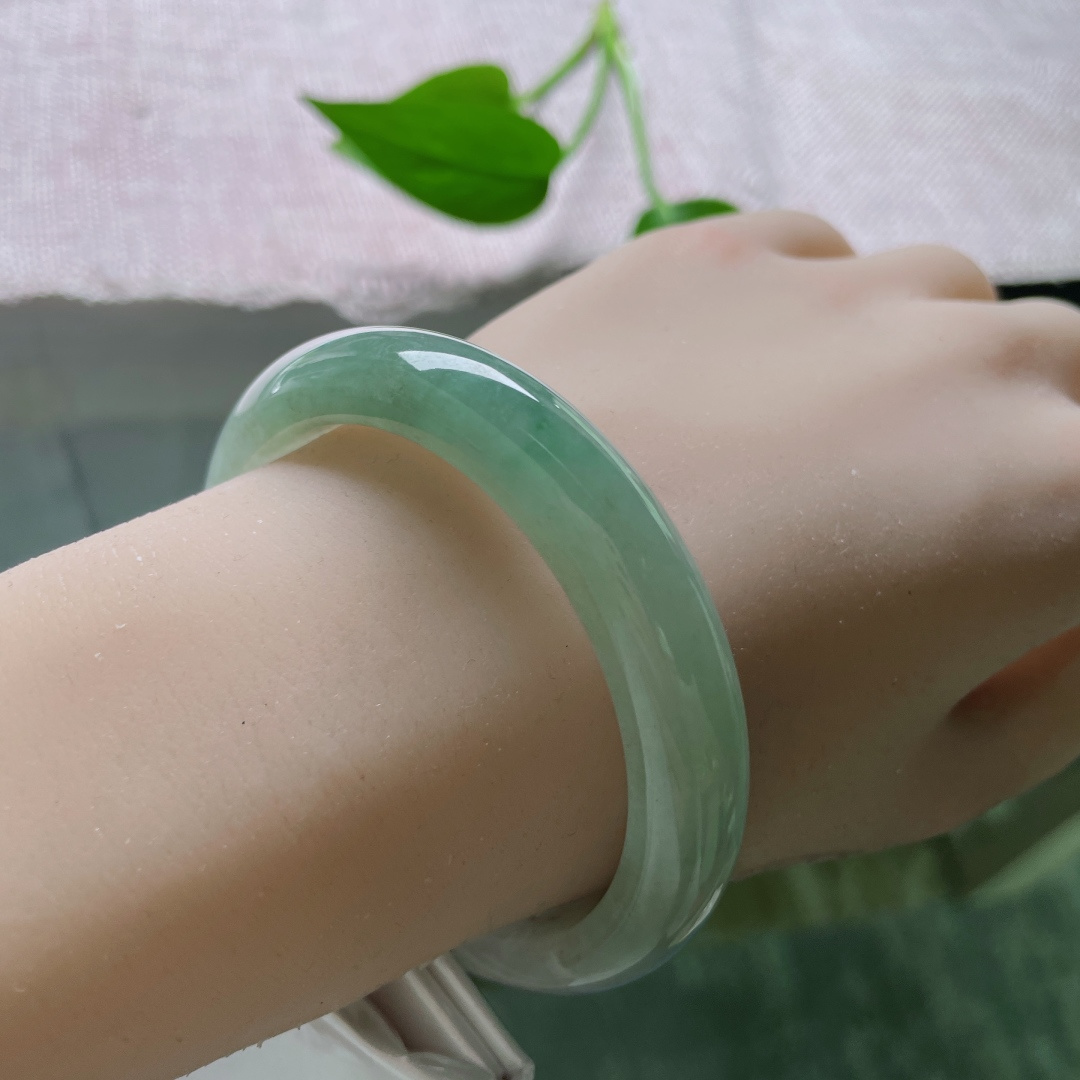 55.1/11.8/8.1，浅油绿正圈，颜色由浅入深循序渐进，别有韵味，无裂，ss51842a