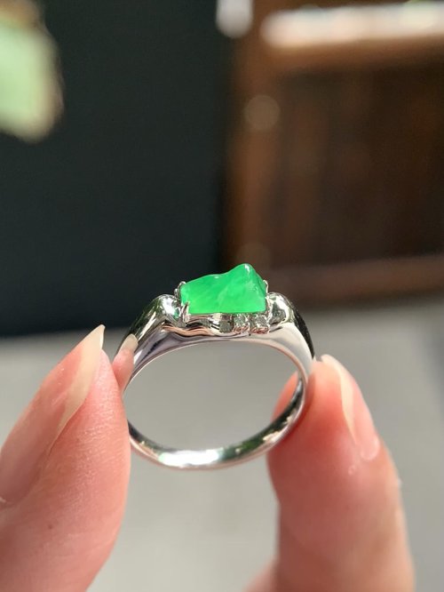 ️ 18k金镶嵌绿马鞍戒指尺寸12.1×5.7×7.5/裸石尺寸8×3.6