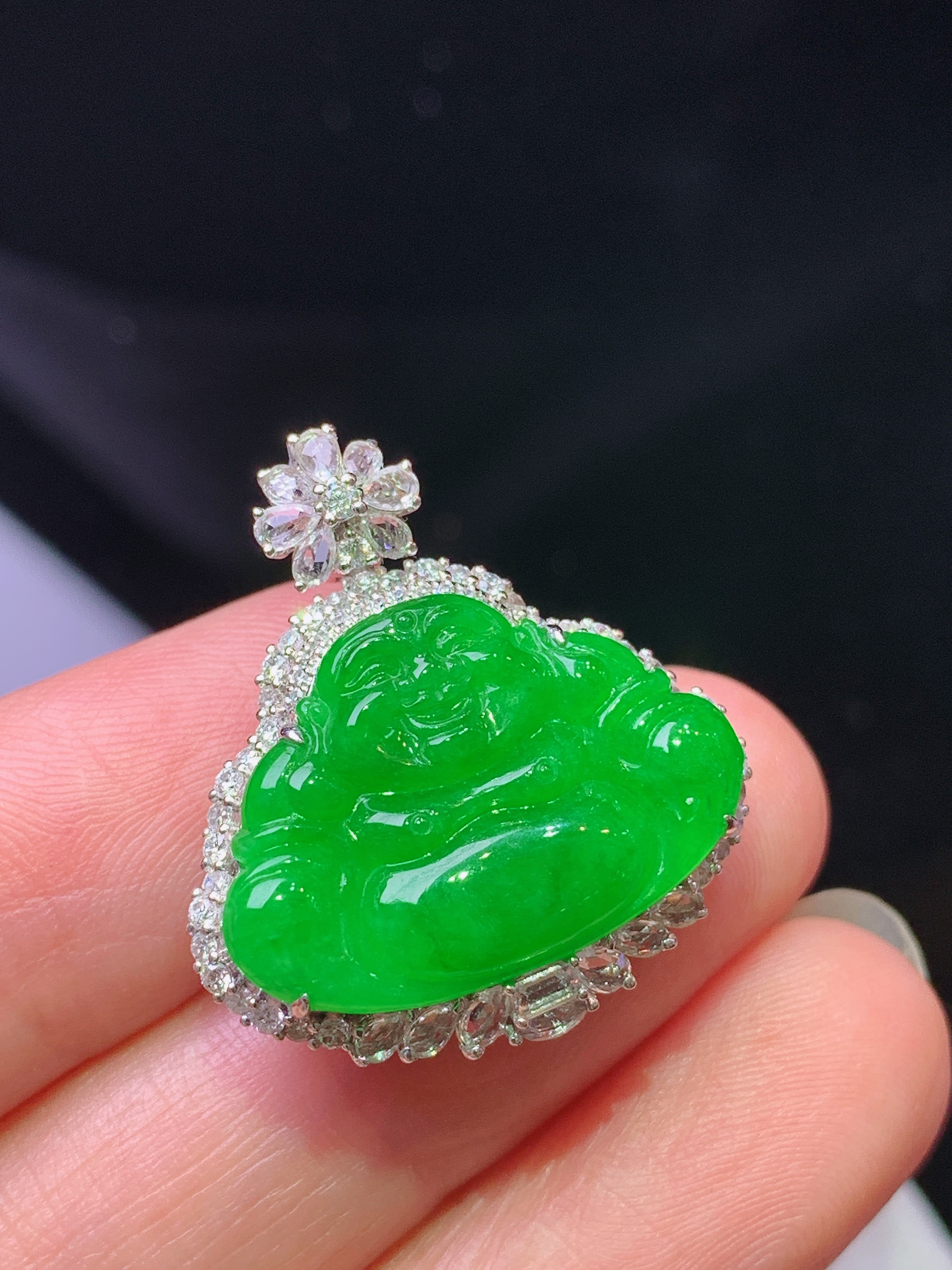 18k金钻镶嵌阳绿佛公吊坠 玉质细腻 色泽艳丽清新 水润亮眼 整体尺寸25.3*23.3*9.5s2