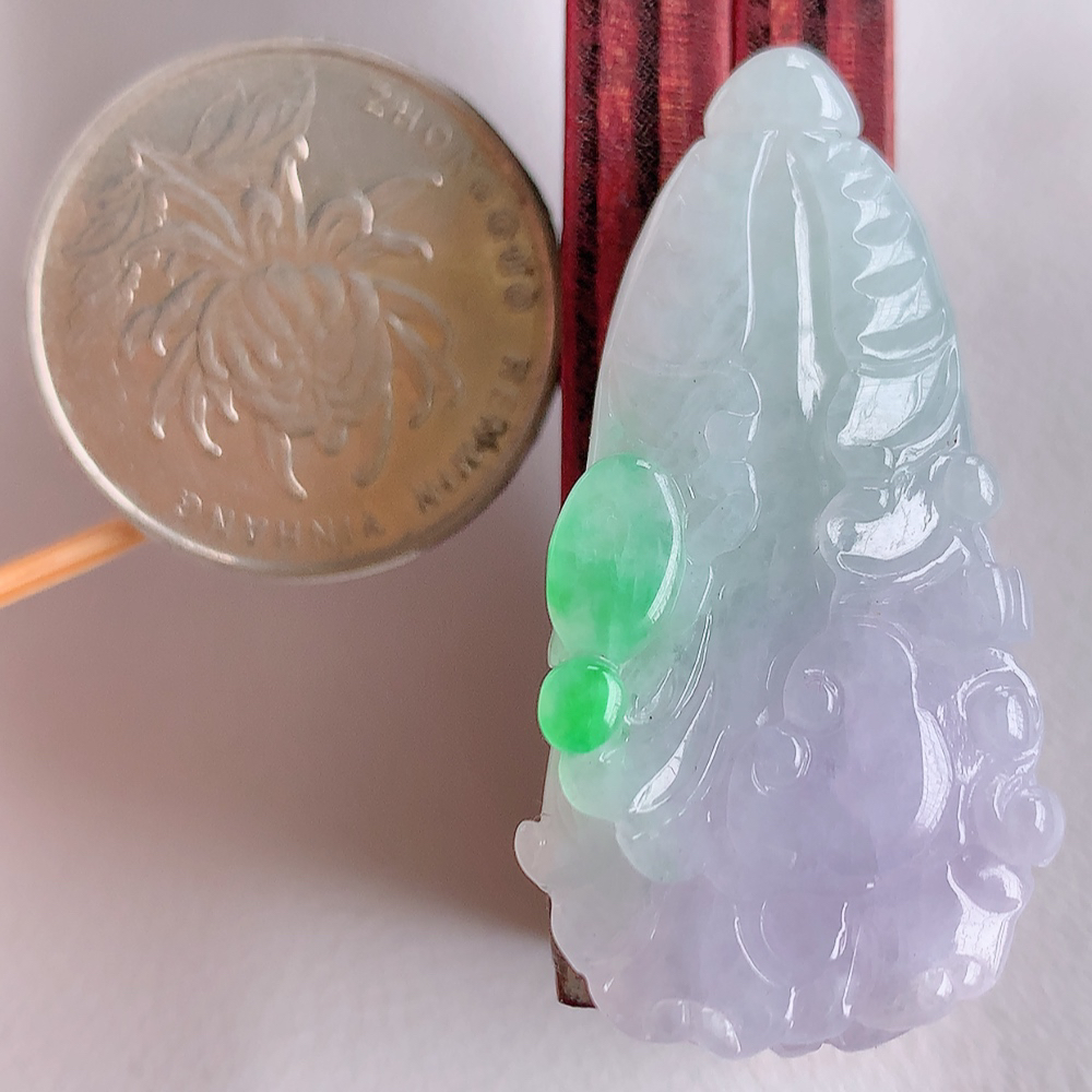 冰润翡翠招百财紫罗兰白菜吊坠，百财聚来，财源滚滚，色泽鲜艳。精工水润的白菜，性价比高！    W003.22尺寸  39.1-20.4-9.2