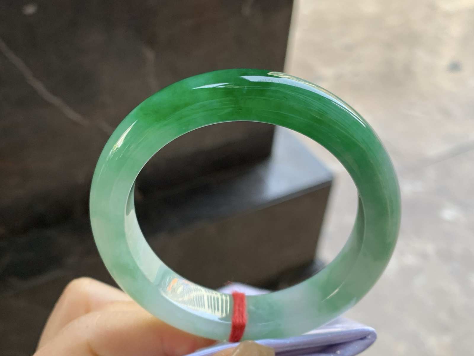 53-12.3-9

辣绿色手镯^_^底子细腻 绿色浓郁