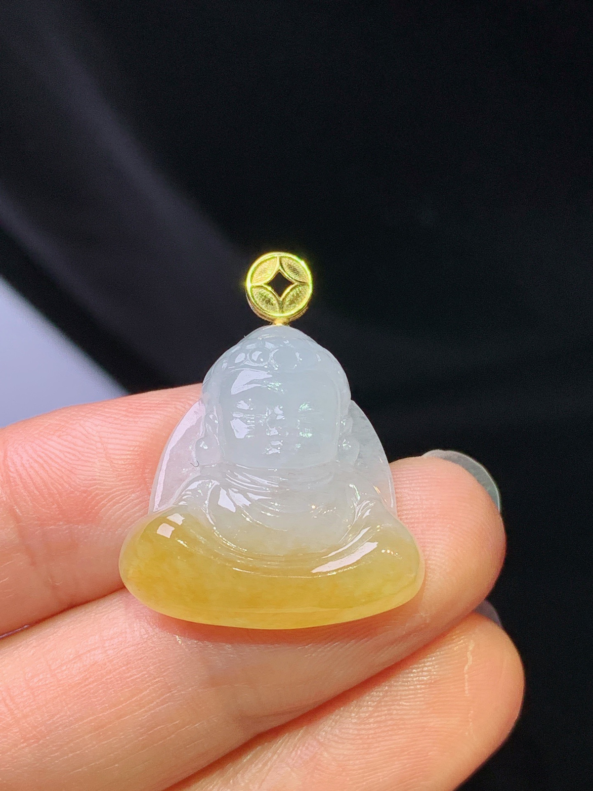 18k金镶嵌飘黄翡宝宝佛吊坠 玉质细腻 色泽艳丽清新 水润亮眼 整体尺寸27.8*21.8*6.2m1