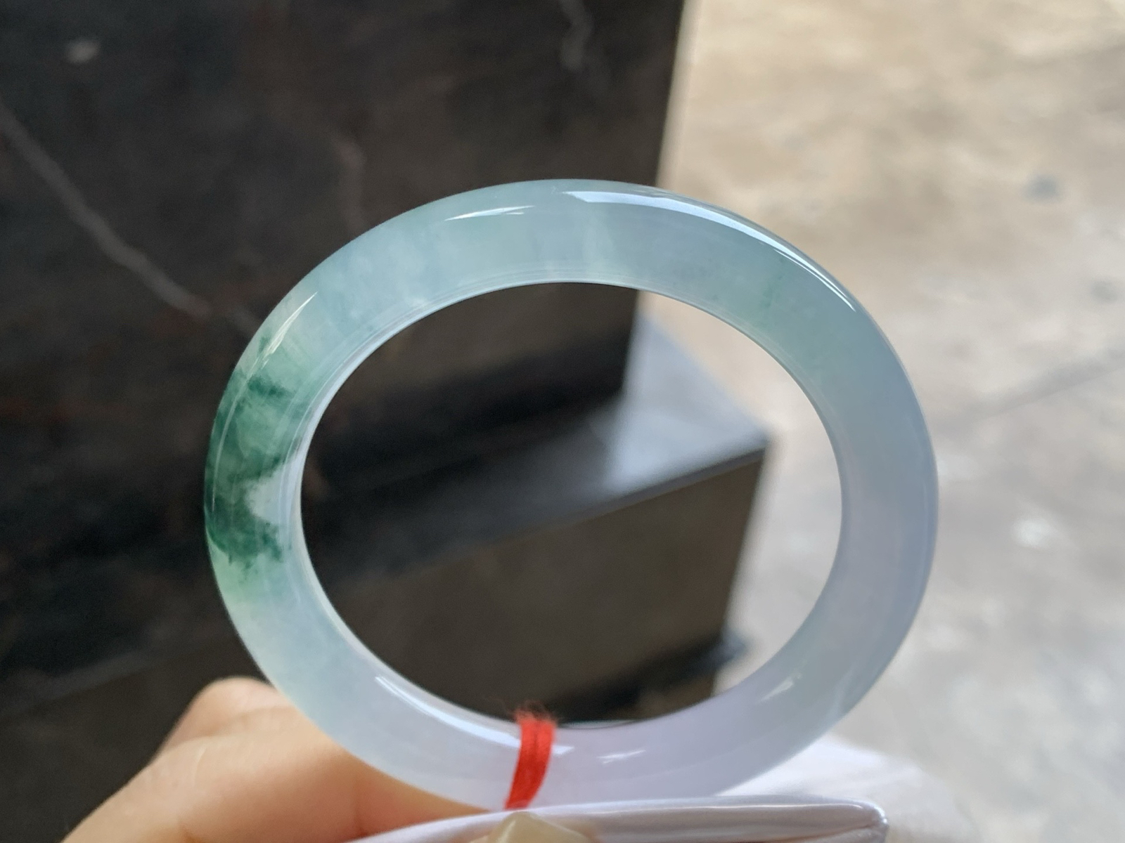 51.5-9.2-8.8

冰种飘花圆条手镯^_^种水好 飘花点缀