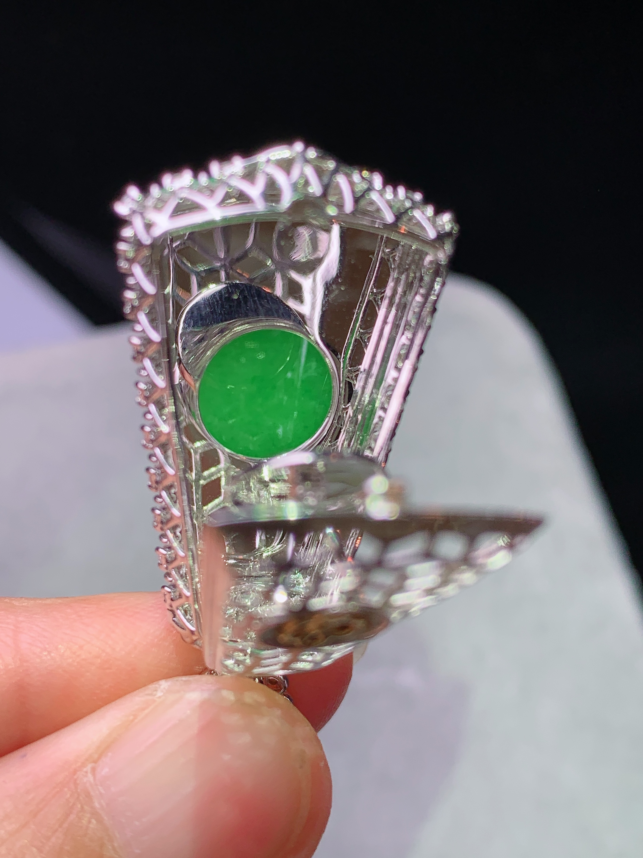 18k金钻镶嵌阳绿无事牌吊坠 玉质细腻 色泽艳丽清新 水润亮眼 整体尺寸40.5*19*10.2k1