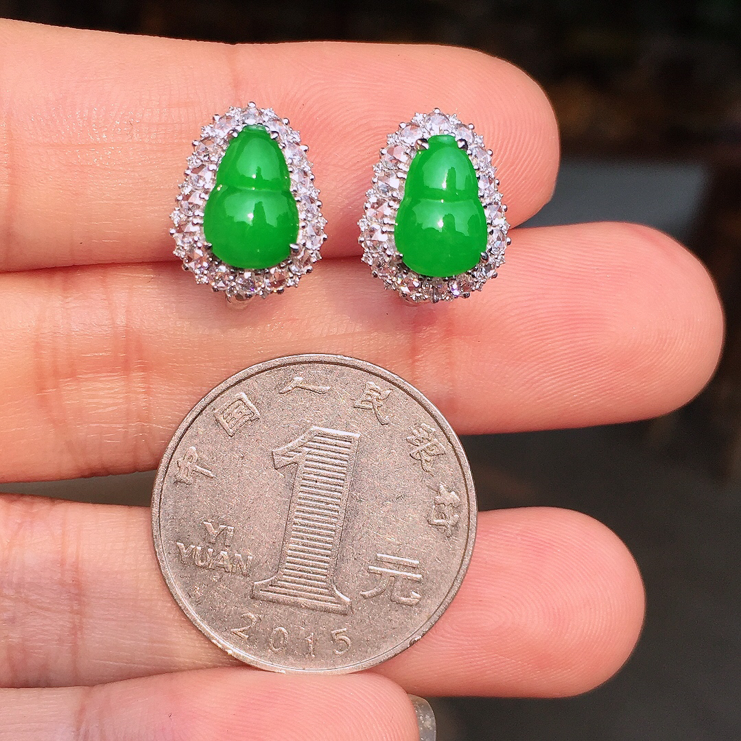 阳绿葫芦耳钉，色泽均匀艳丽，玉质细腻，荧光感超
强，饱满圆润，尽显优雅气质，18k
金豪华镶嵌