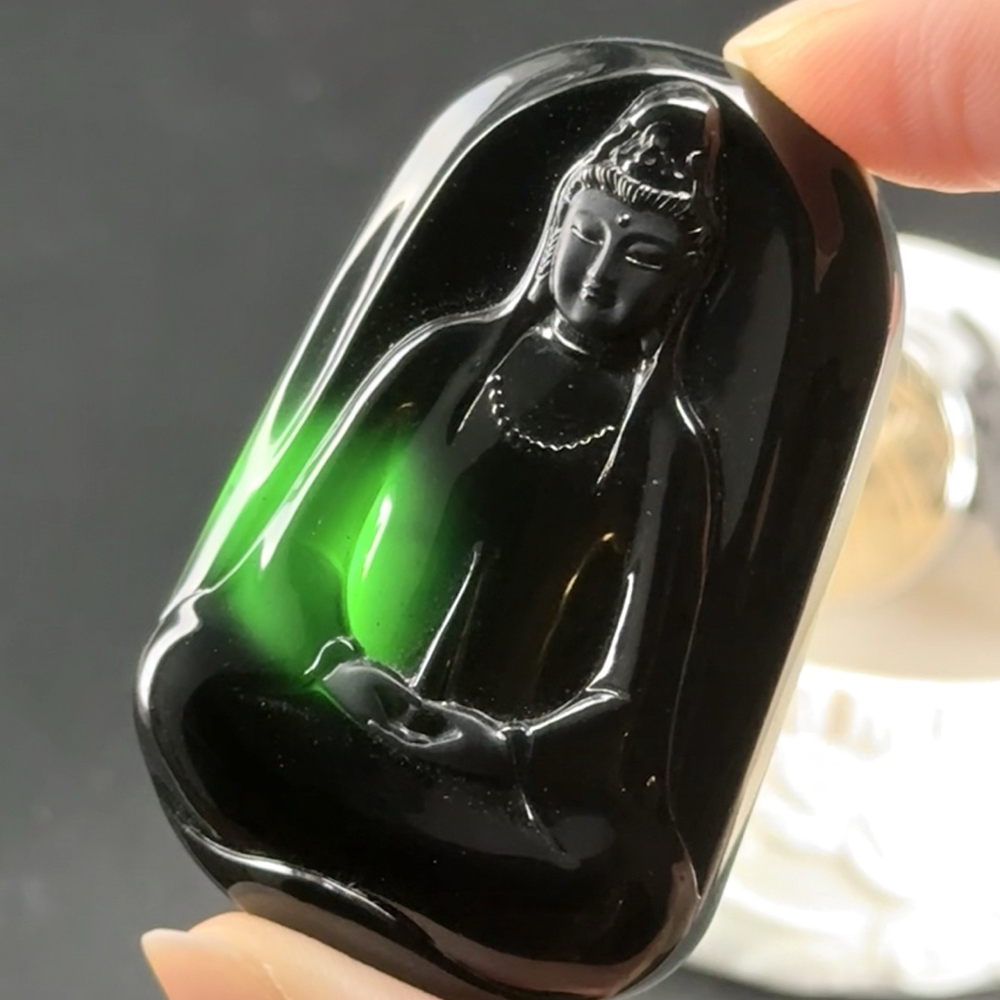 精品墨翠素衣观音 种好色正 黑度极好 打灯通透 油性十足 尺寸51.6