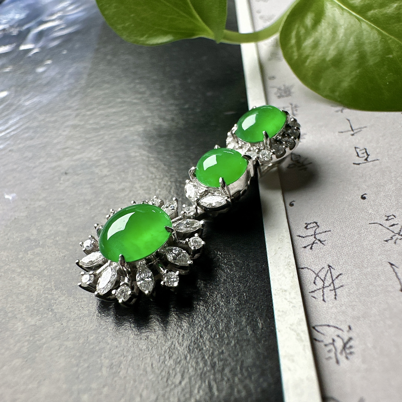 【冰种绿蛋吊坠】三颗同料镶嵌款吊坠，质地细腻，种水上乘，通透闪亮，晶莹剔透。阳绿色泽，18K金钻精美镶嵌，裸石尺寸7.3*6.5*3.4毫米