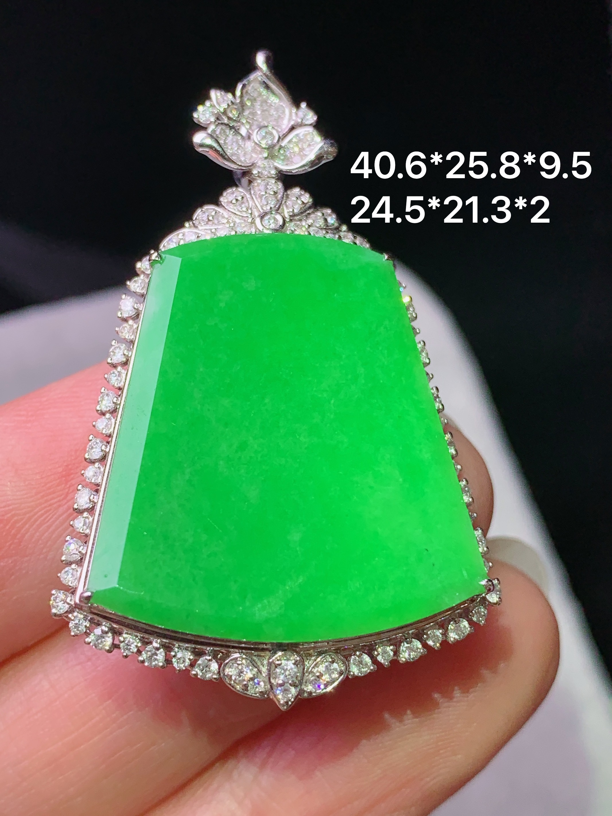 18k金钻镶嵌阳绿无事牌吊坠 玉质细腻 色泽艳丽清新 水润亮眼 整体尺寸40.6*25.8*9.5k1