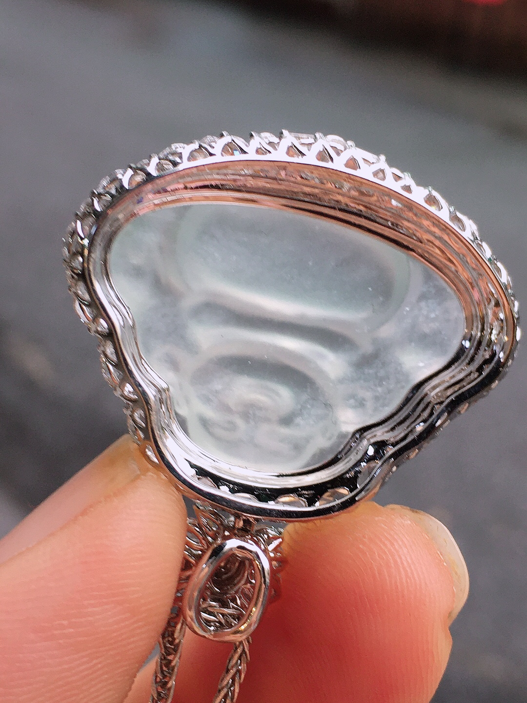 冰种佛公吊坠，玉质细腻，荧光感超
强，饱满圆润，尽显优雅气质，18k
金豪华镶嵌