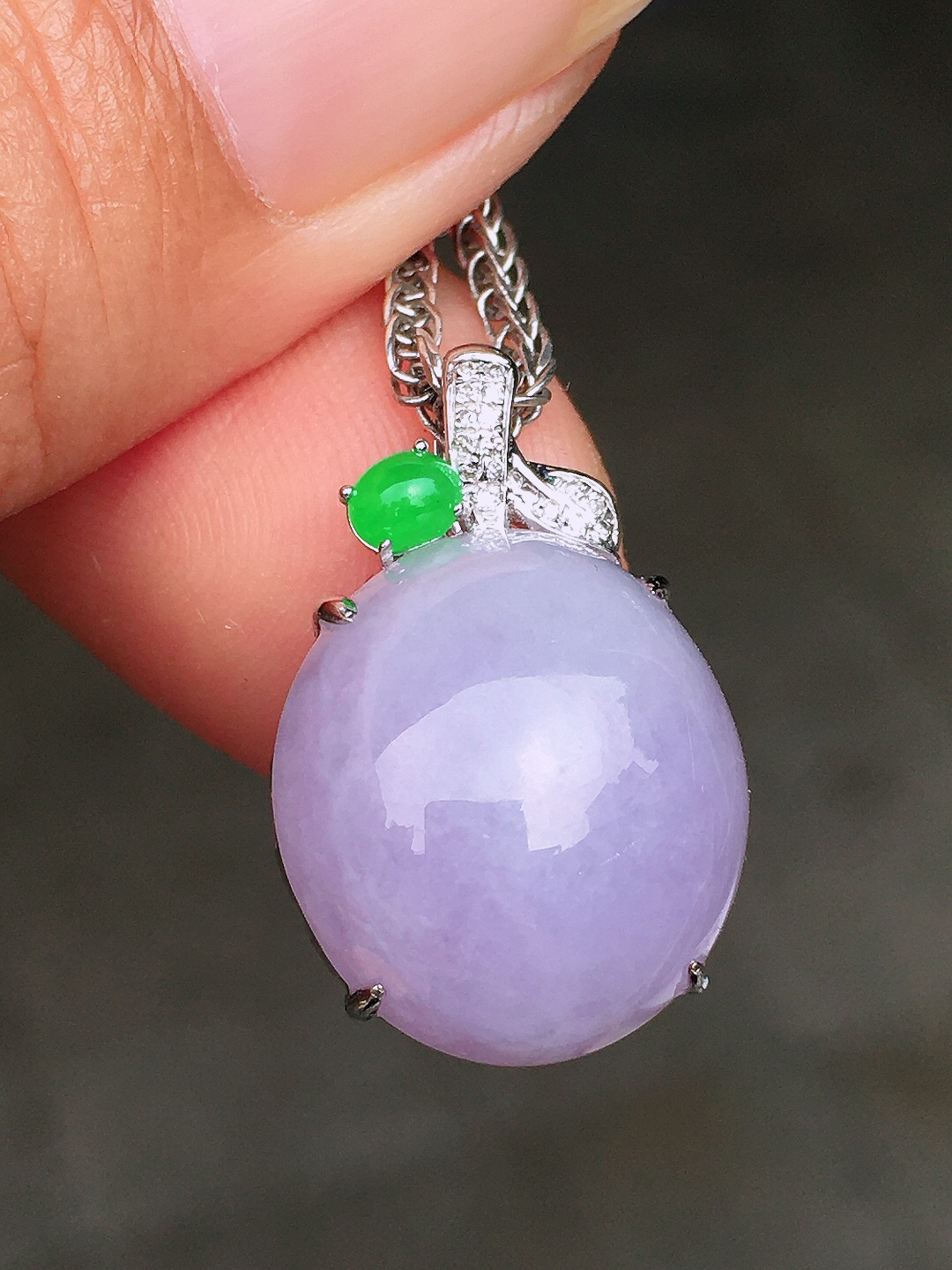 紫罗兰蛋面吊坠，色泽均匀艳丽，玉质细腻，荧光感超
强，饱满圆润，尽显优雅气质，18k
金豪华镶嵌