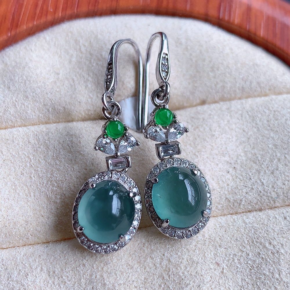 冰晴水翡翠925银镶嵌耳坠，自然光实拍，翠色灵动，颜色漂亮，种老水足，品相佳，佩戴佳品！W815.22取一整体尺寸：11.3-7.2mm 裸石尺寸：8.5-7.3