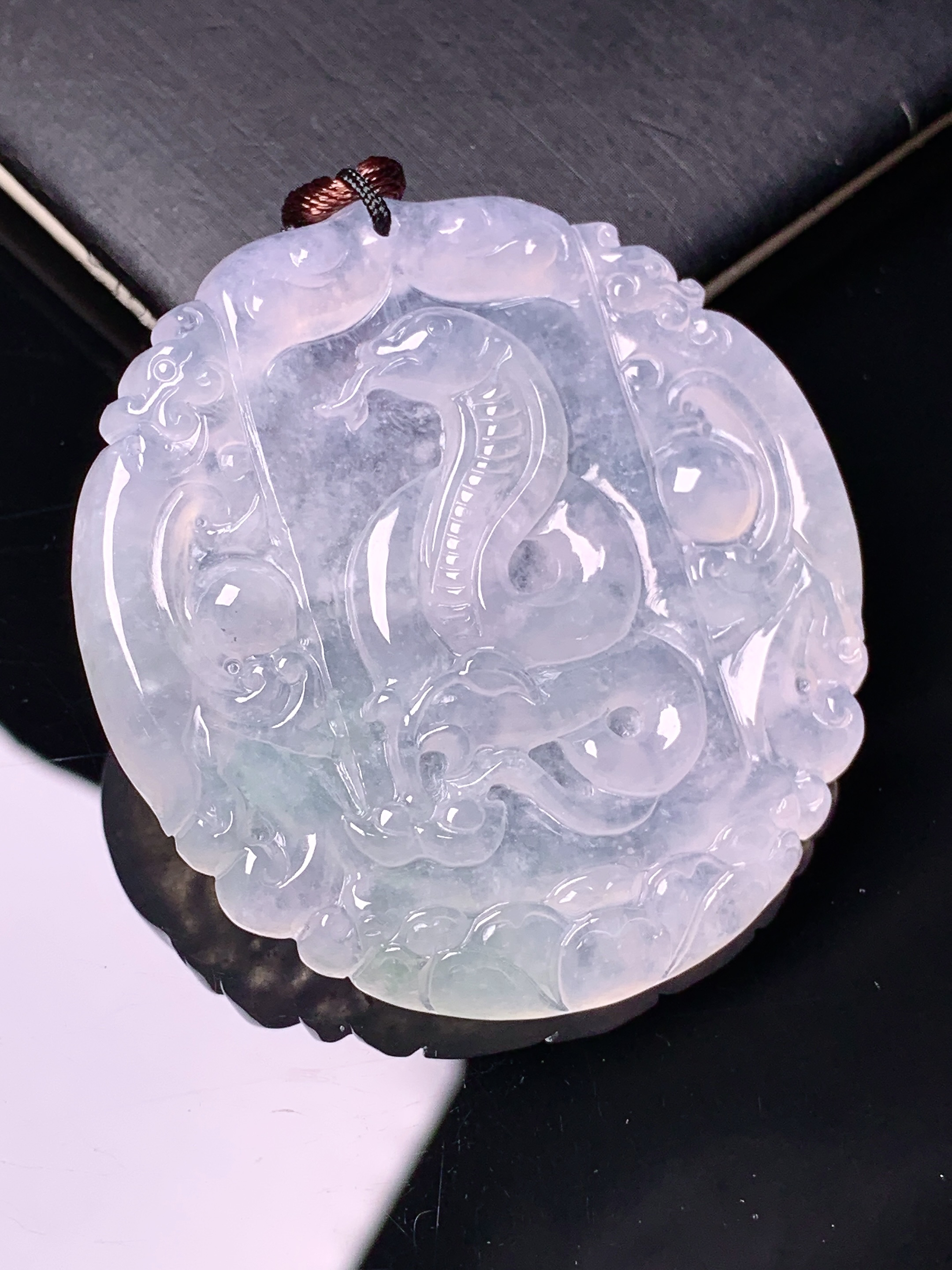 冰种生肖蛇吊坠 玉质细腻 色泽艳丽清新 水润亮眼 整体尺寸46*44*4.6b2