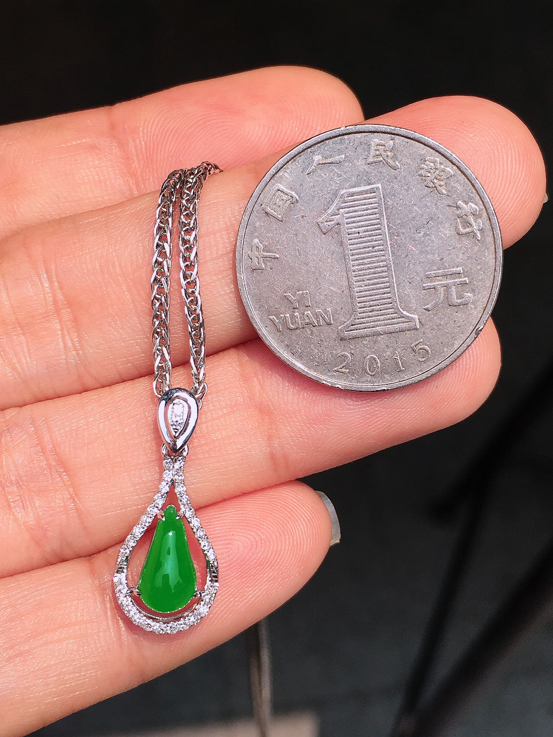 阳绿福瓜吊坠，色泽均匀艳丽，玉质细腻，荧光感超
强，饱满圆润，尽显优雅气质，18k
金豪华镶嵌