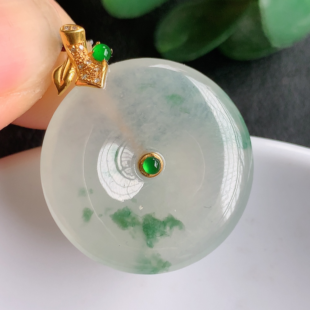 18k金扣冰润飘花平安扣吊坠，厚装饱满，冰润剔透，细腻水足，种质润泽，飘花灵动，佩戴优雅大气，W   003.22尺寸：31.6-5mm