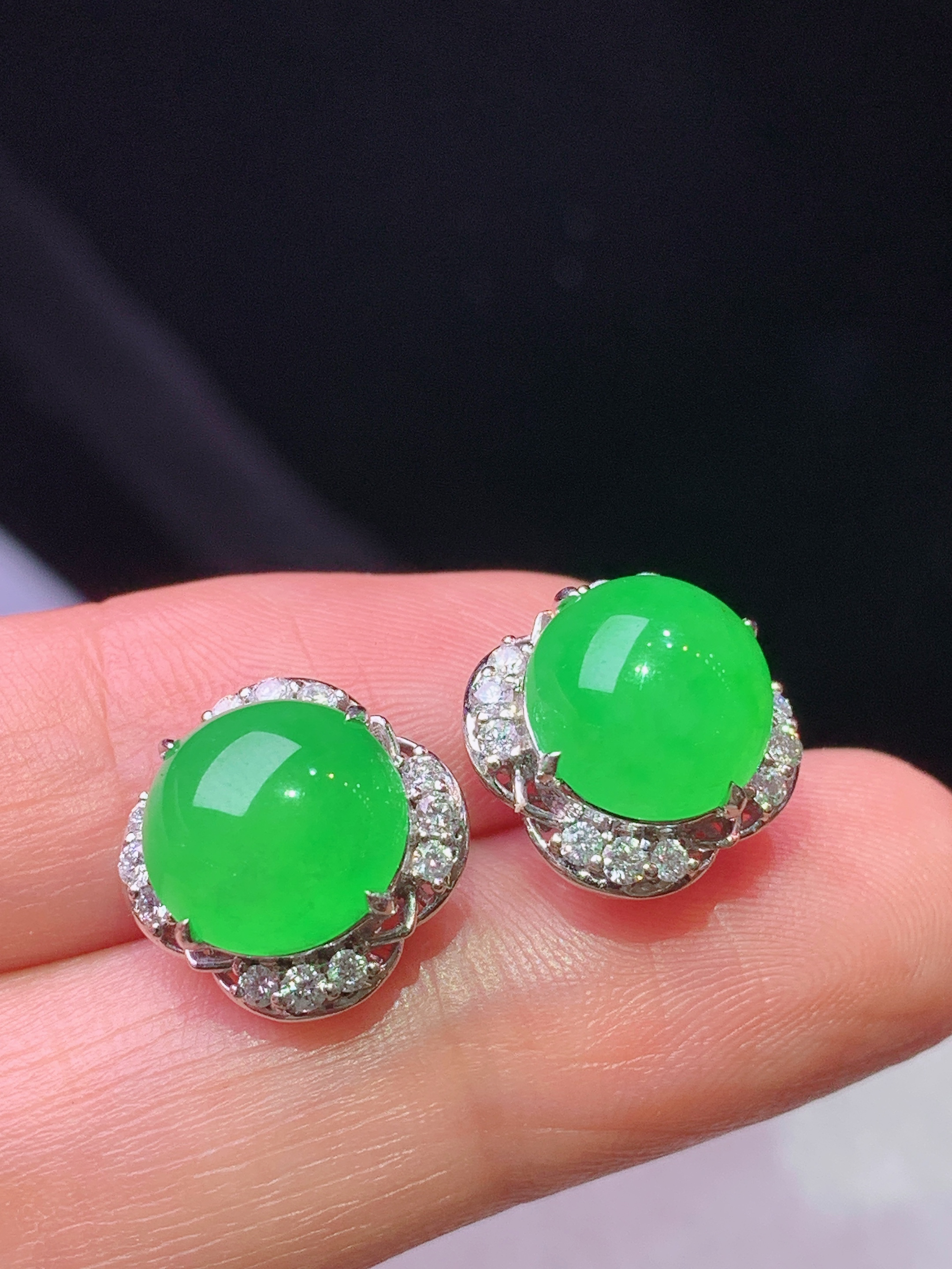 18k金钻镶嵌冰阳绿蛋面耳钉 玉质细腻 色泽艳丽清新 水润亮眼 整体尺寸13*10d3