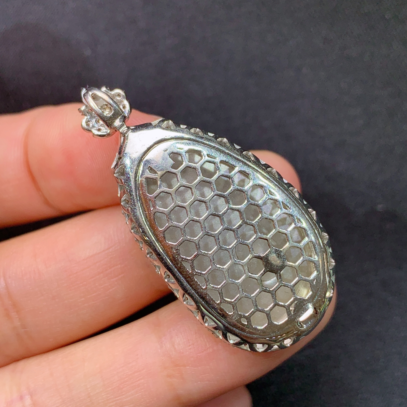 冰阳绿如意吊坠，18k金镶嵌，冰润色阳，玉质细腻，种水足，Xj 尺寸39.1*19.2*11.1