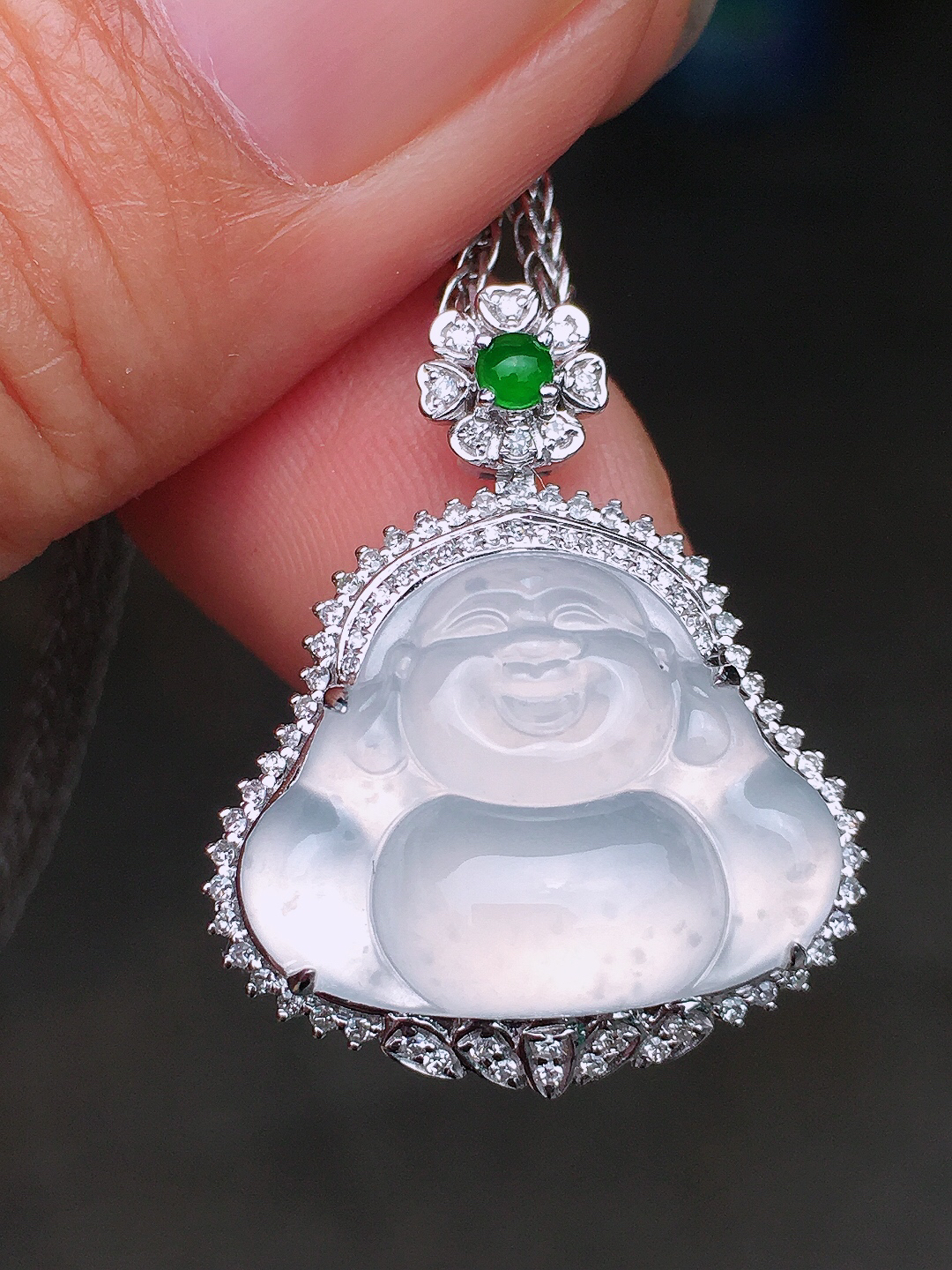 冰种佛公吊坠，玉质细腻，荧光感超
强，饱满圆润，尽显优雅气质，18k
金豪华镶嵌