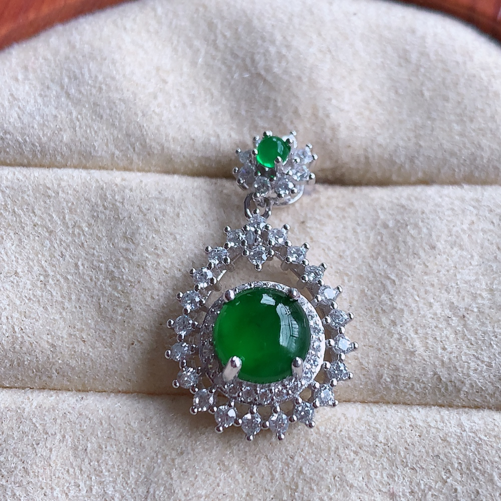 冰润翡翠925银镶嵌蛋面吊坠，自然光实拍，翠色灵动，颜色漂亮，种老水足，品相佳，佩戴佳品！W815.22取一整体尺寸：15.6-7.3mm 裸石尺寸：6.9mm