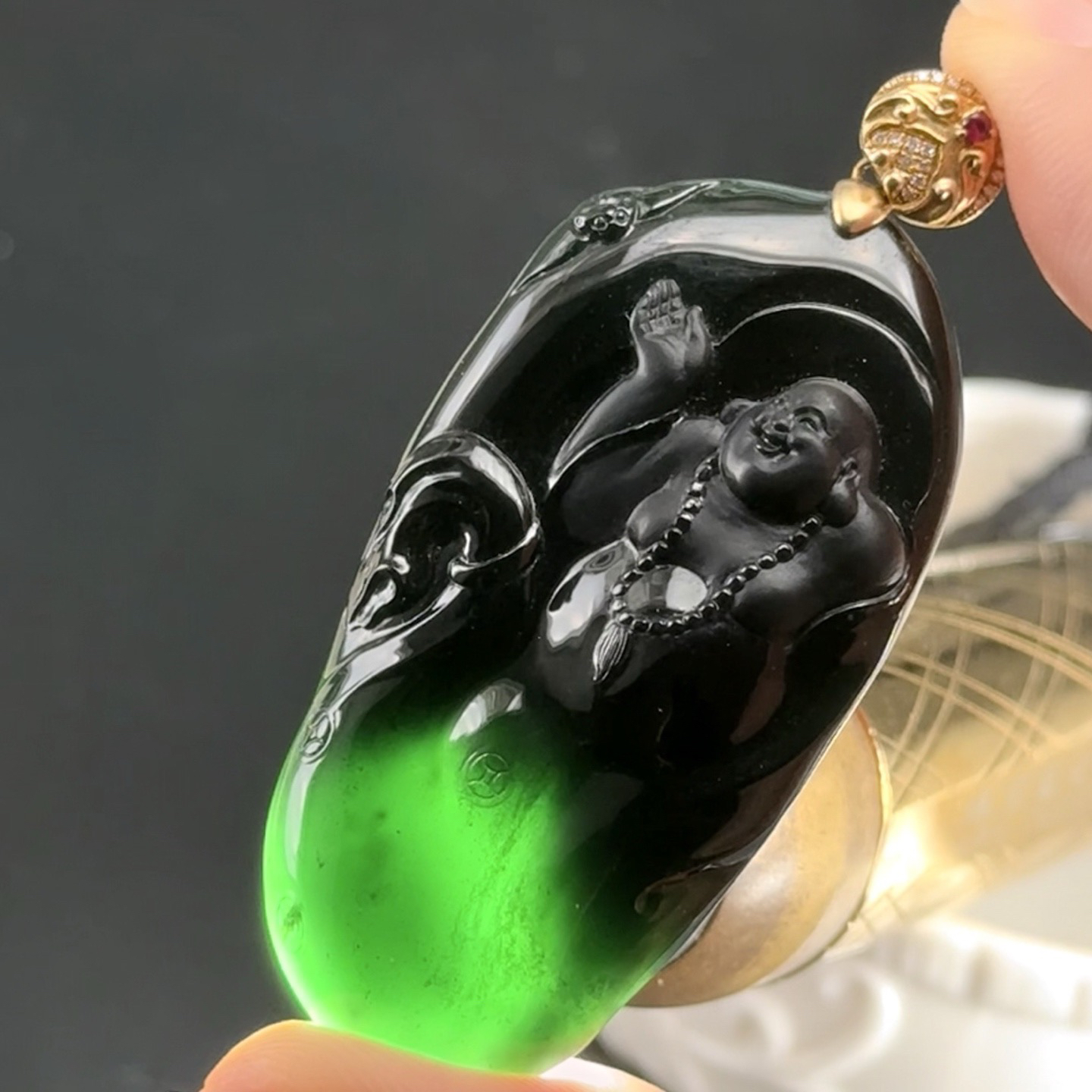 精品18k墨翠逍遥佛 种好色正 黑度极好 打灯通透 油性十足  尺寸58.9