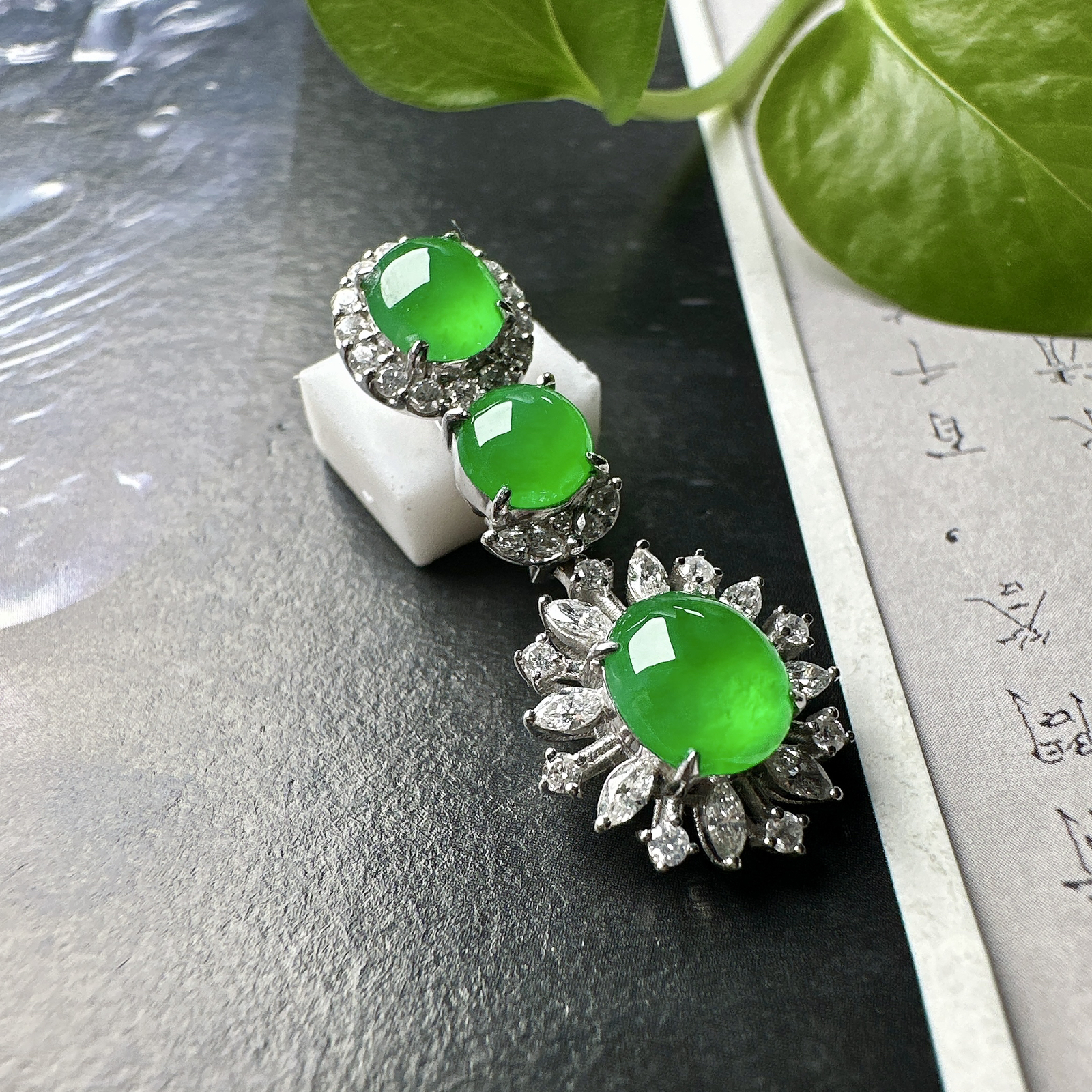 【冰种绿蛋吊坠】三颗同料镶嵌款吊坠，质地细腻，种水上乘，通透闪亮，晶莹剔透。阳绿色泽，18K金钻精美