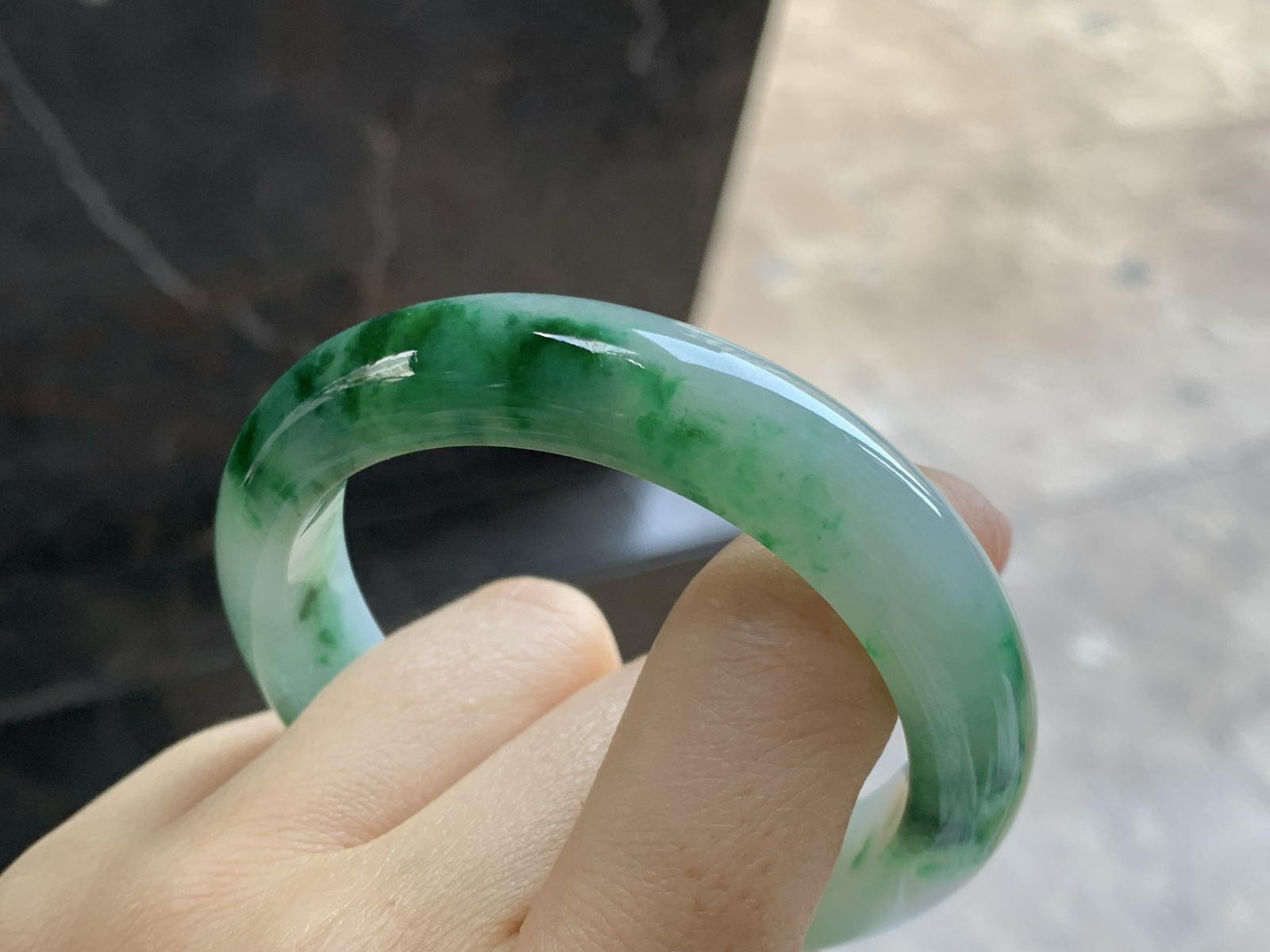 52-12-8.5

飘色花手镯^_^底子细腻 绿花浓郁