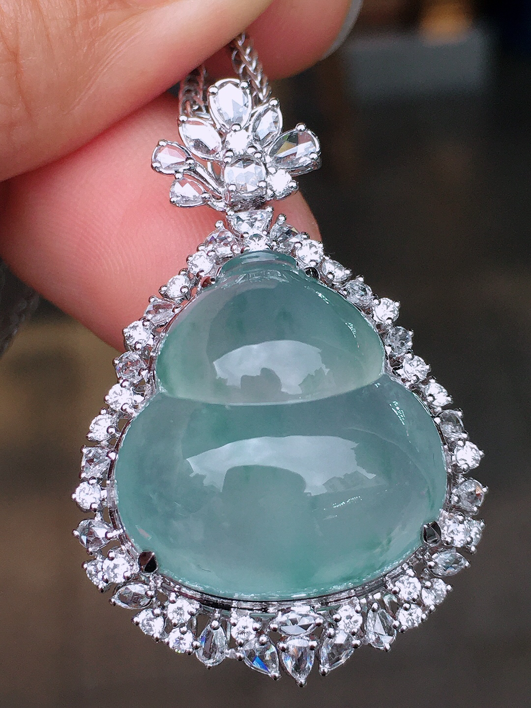 冰飘花葫芦吊坠，色泽艳丽，玉质细腻，荧光感超
强，饱满圆润，尽显优雅气质，18k
金豪华镶嵌