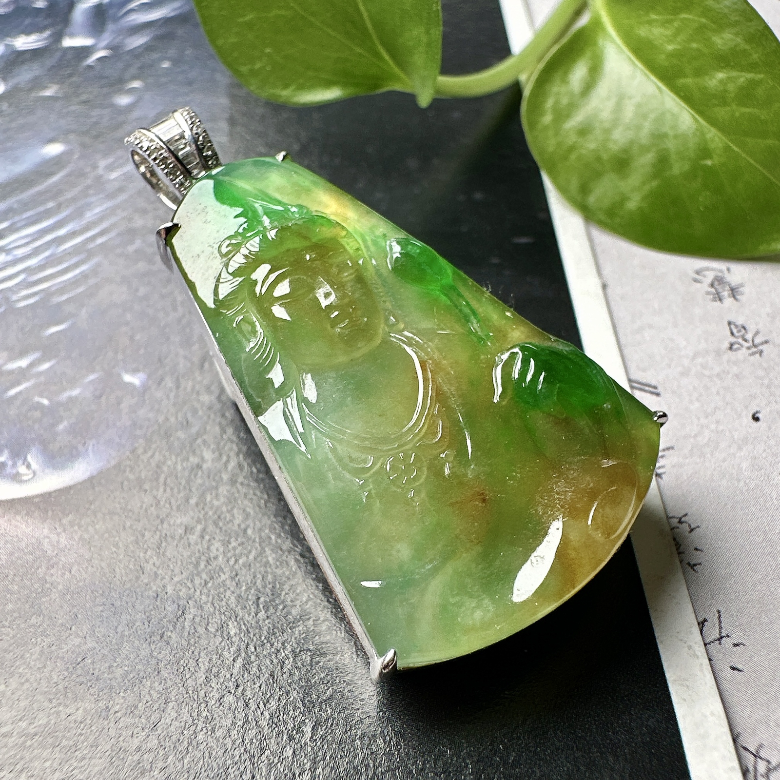 【冰种黄加绿观音吊坠】质地细腻，冰润透亮，光泽出众，冰感十足，18k金钻镶嵌，裸石尺寸27*13.3