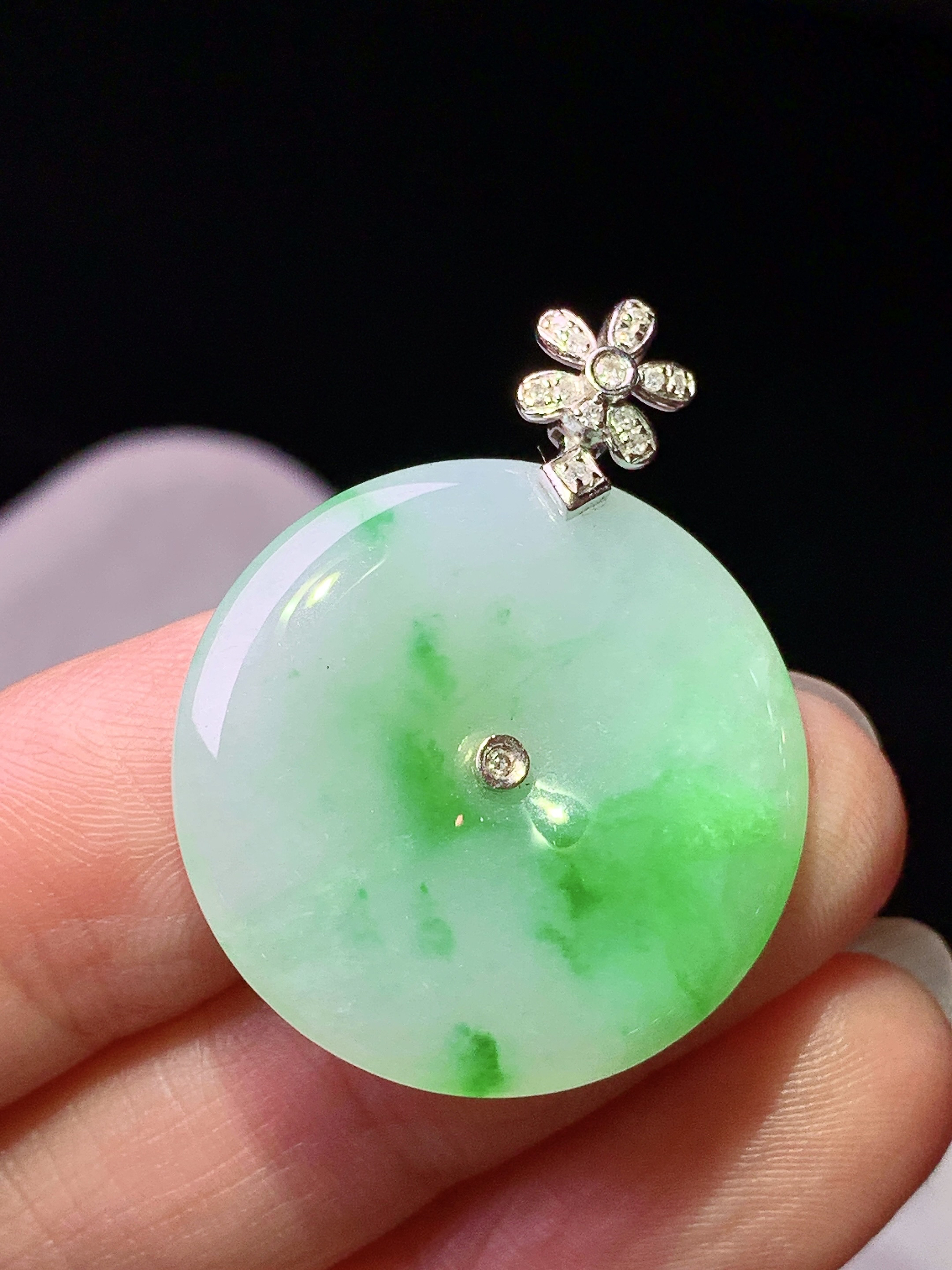 18k金钻镶嵌飘绿平安扣吊坠 玉质细腻 色泽艳丽清新 水润亮眼 整体尺寸31.2*24*3.8z1