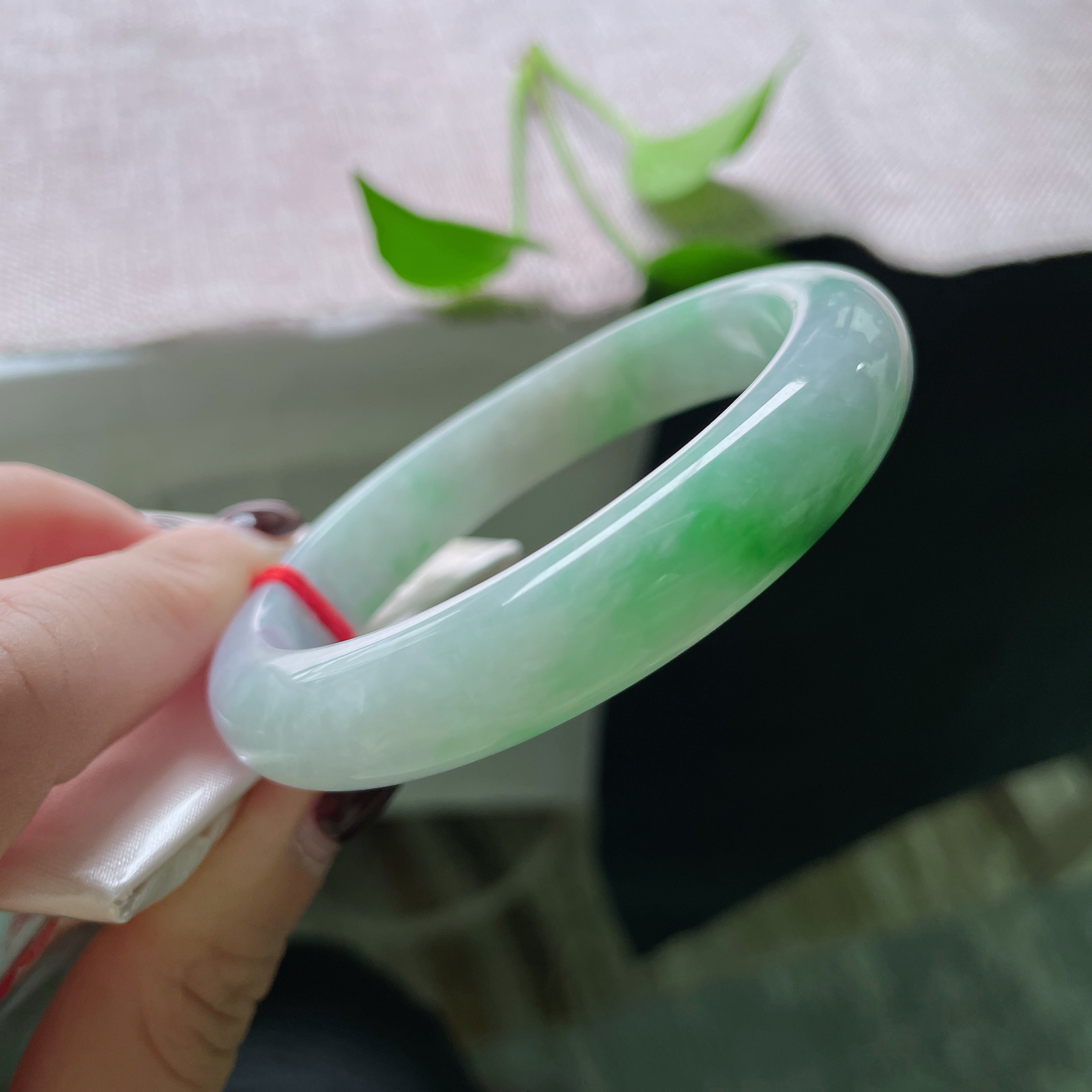 57.1/12/8.1，春彩正圈，是丁香路过黎明时，遗落的薄雾。一点皮纹不显，ss51285a..