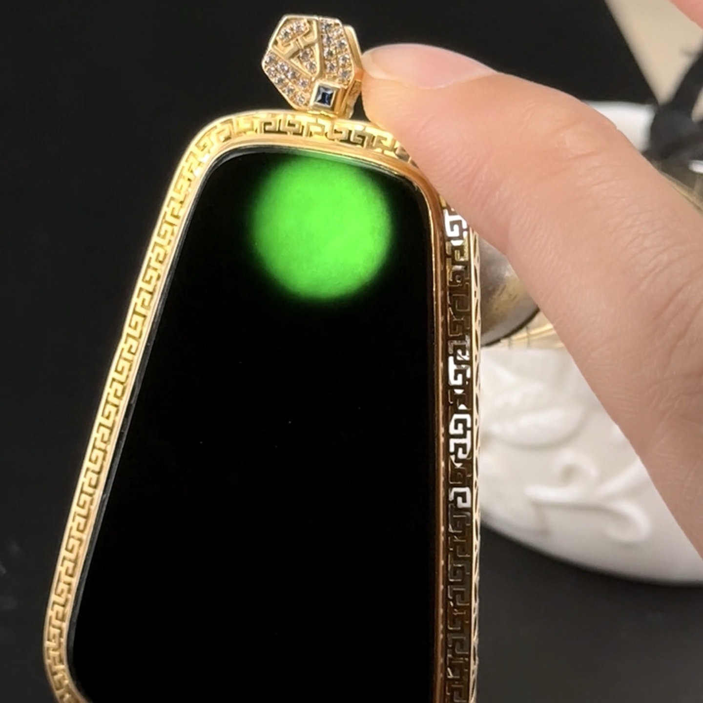 精品18k墨翠无事牌 种好色正 黑度极好 打灯通透 油性十足  尺寸71.8