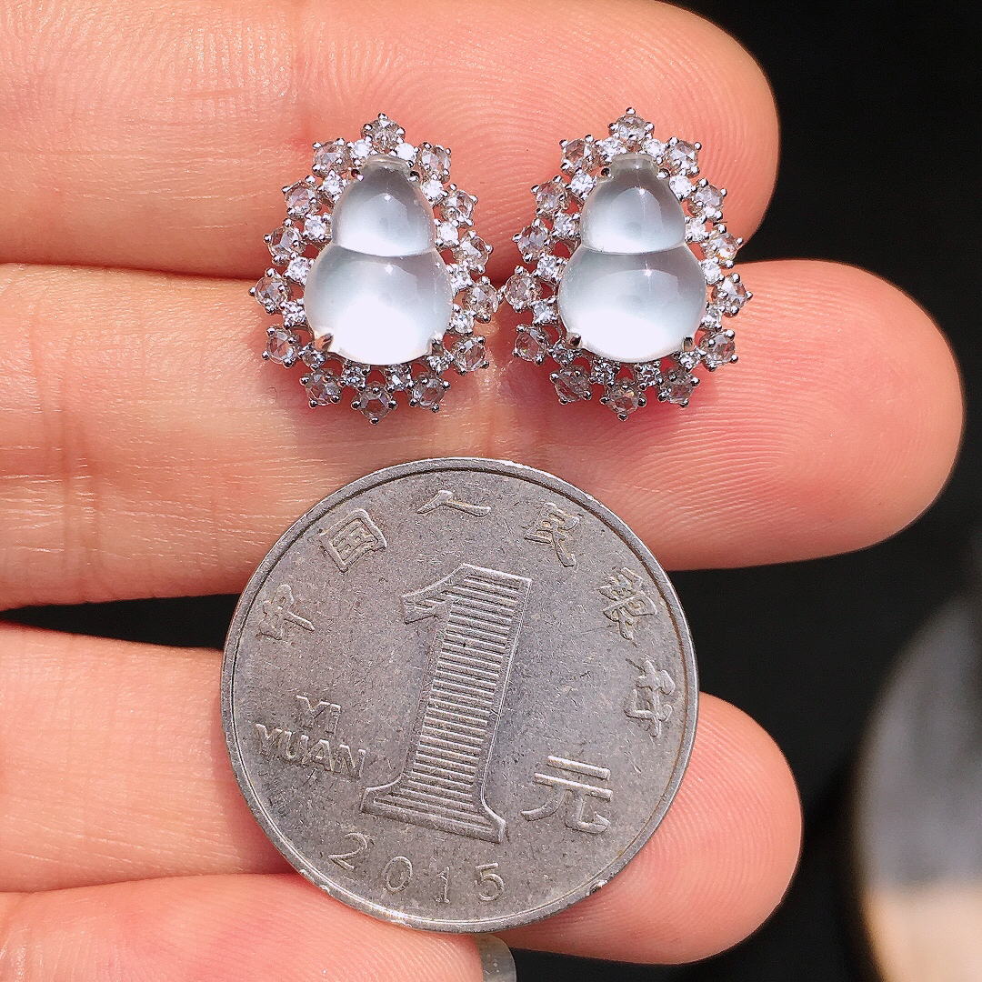 冰种葫芦耳钉，玉质细腻，荧光感超
强，饱满圆润，尽显优雅气质，18k
金豪华镶嵌