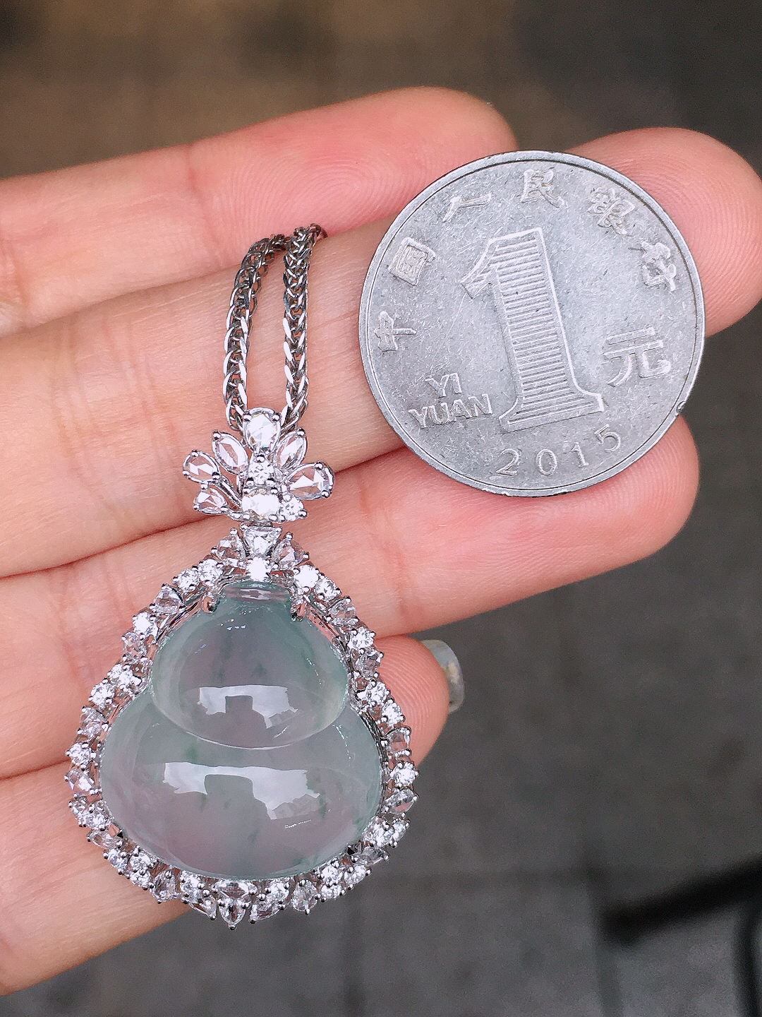 冰飘花葫芦吊坠，色泽艳丽，玉质细腻，荧光感超
强，饱满圆润，尽显优雅气质，18k
金豪华镶嵌