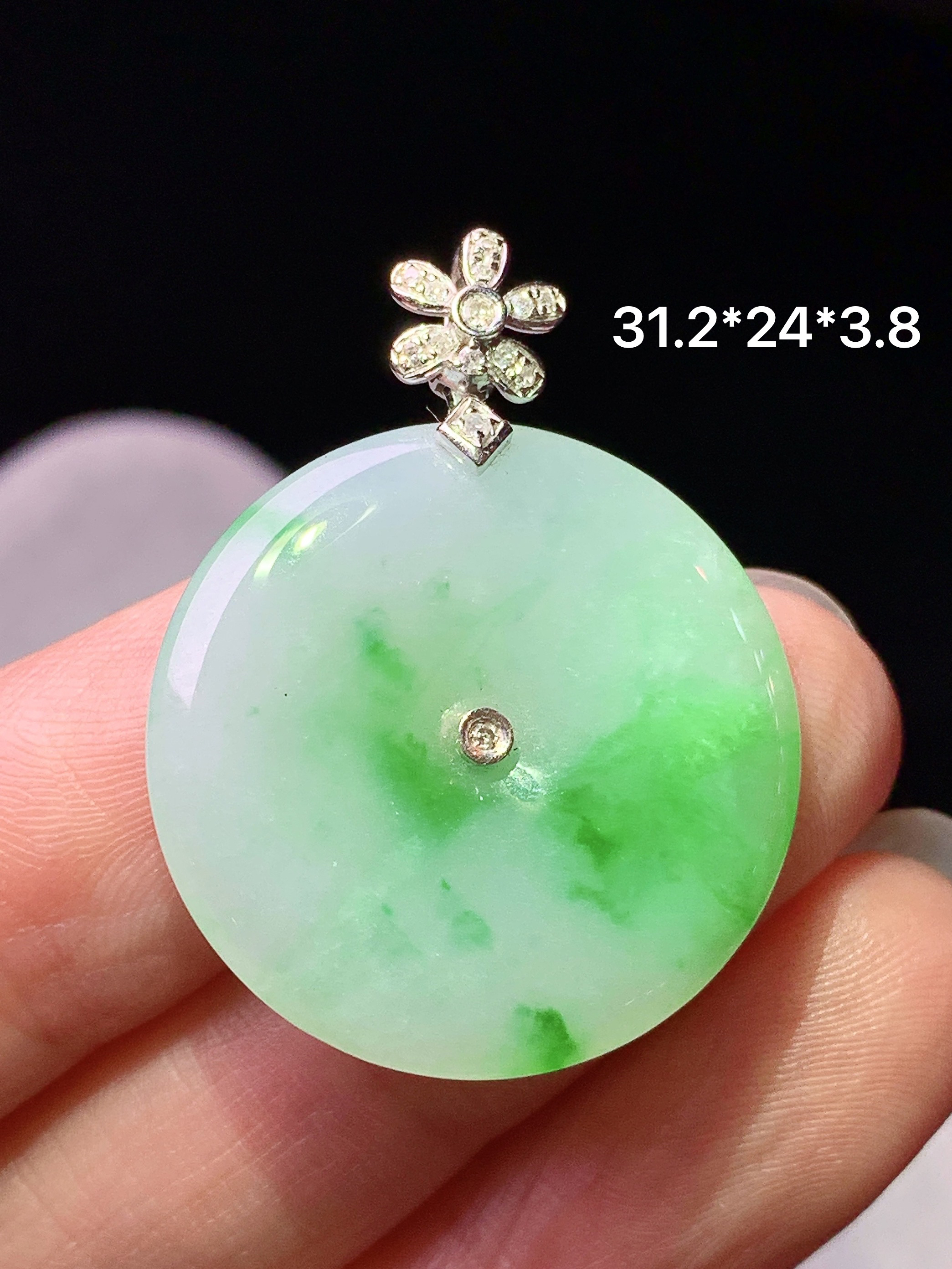 18k金钻镶嵌飘绿平安扣吊坠 玉质细腻 色泽艳丽清新 水润亮眼 整体尺寸31.2*24*3.8z1