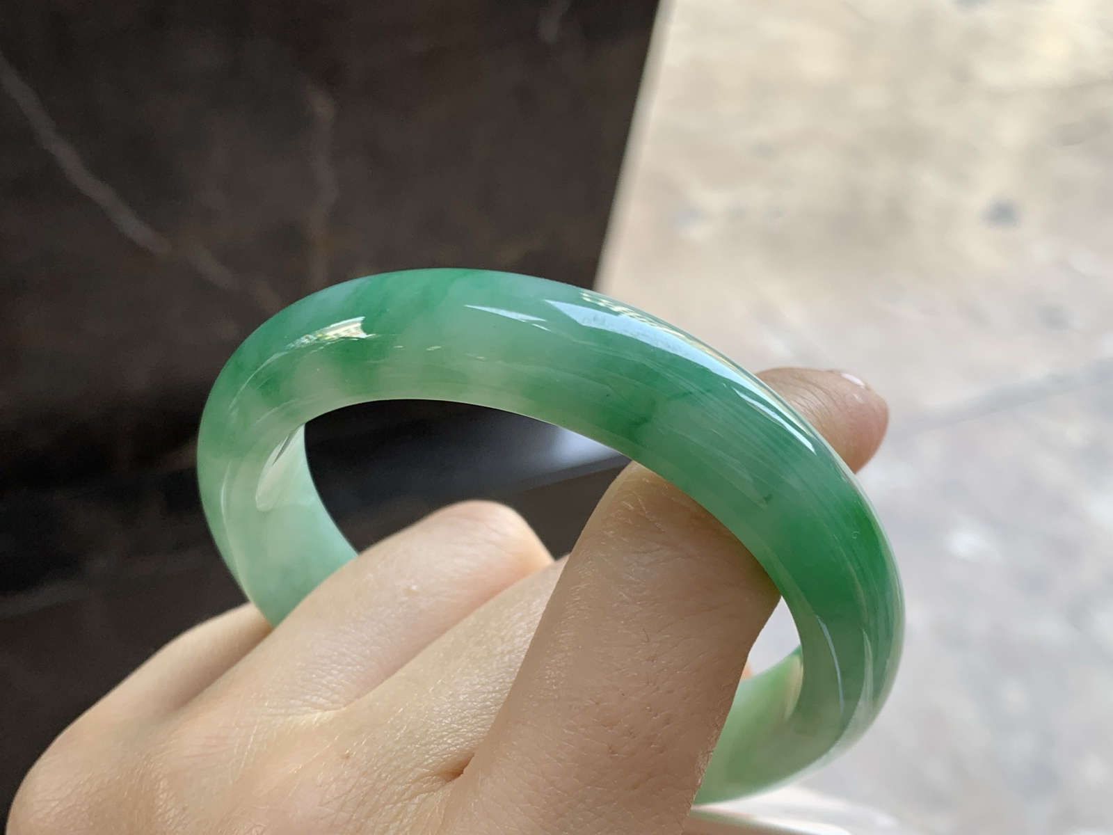 55-12.4-8.3

细糯带色手镯^_^底子细腻 绿色浓郁