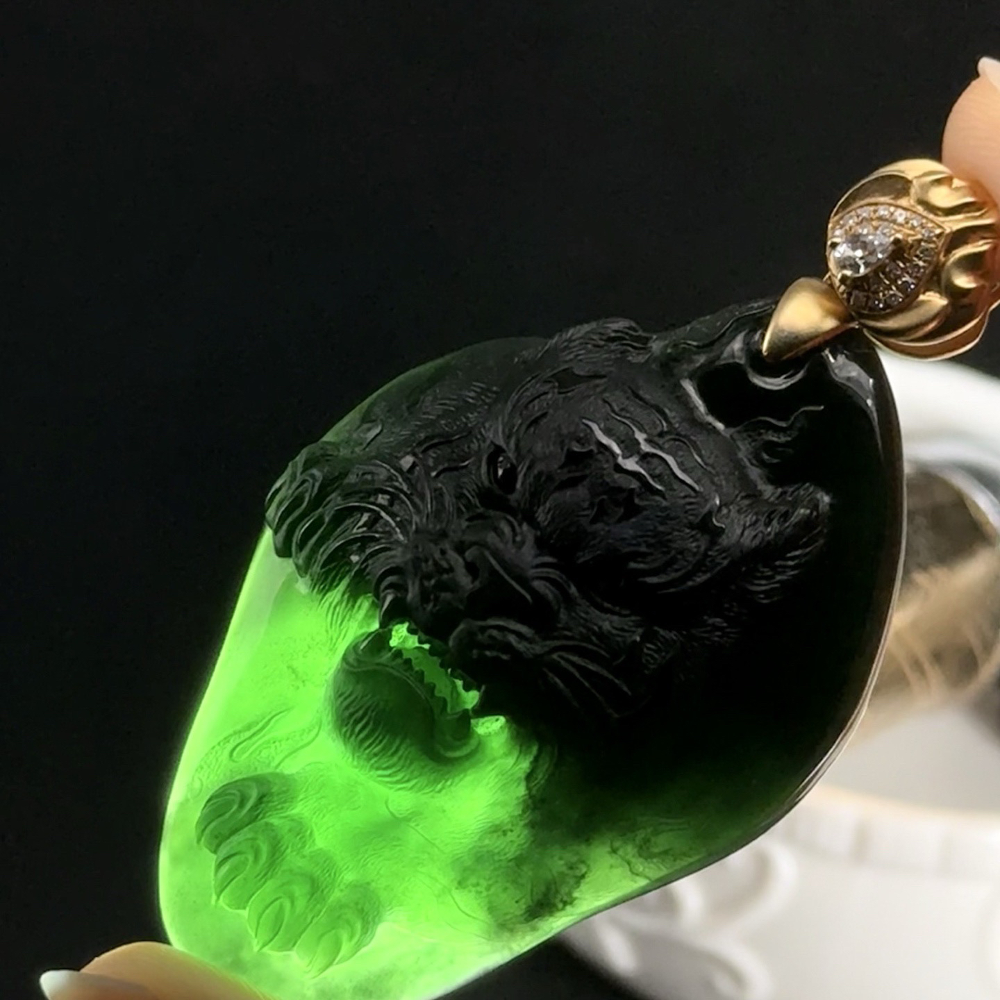 精品18k墨翠虎牌 种好色正 黑度极好 打灯通透 油性十足 尺寸65.5