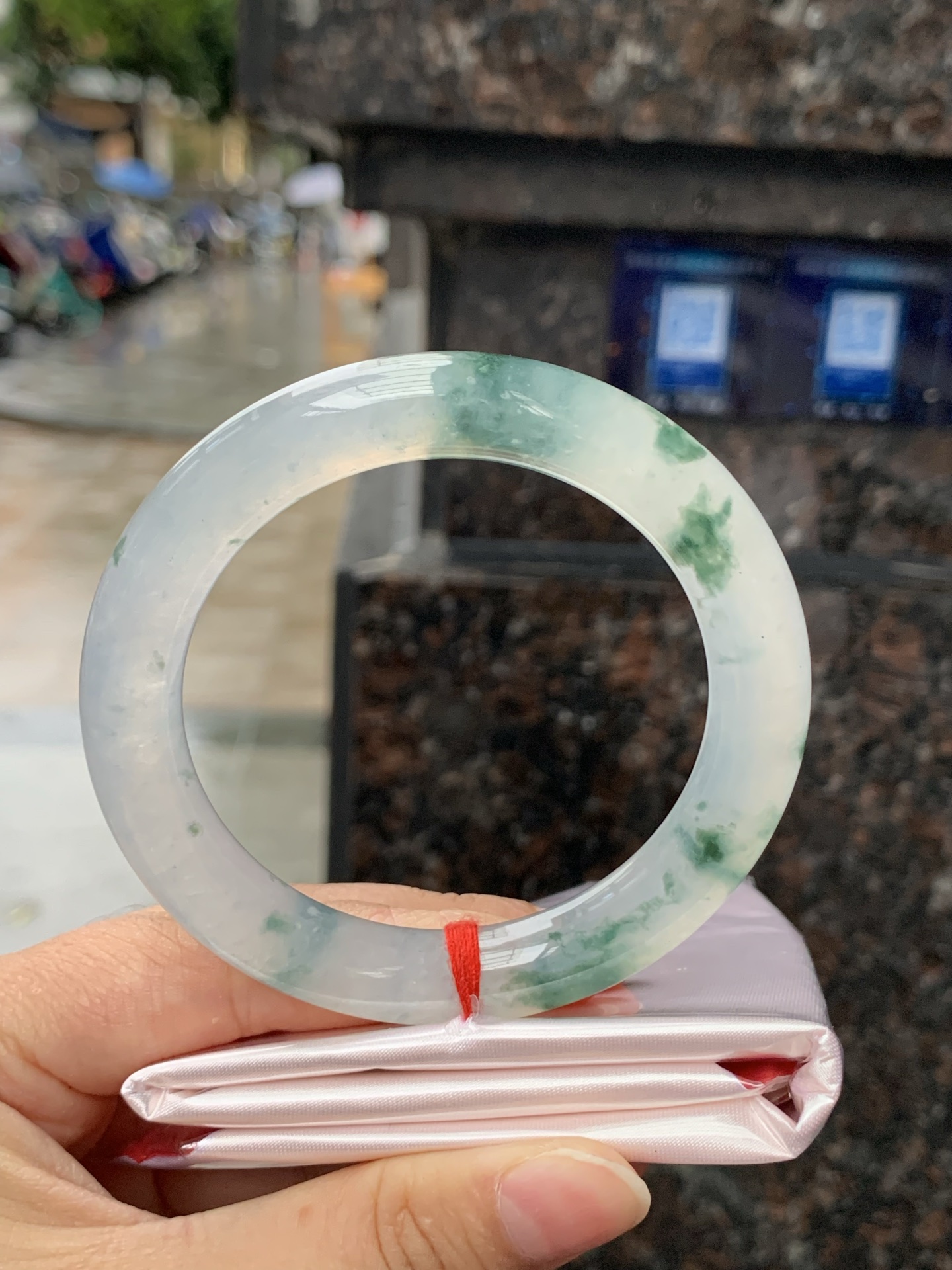 冰飘花圆条，55.1-10.2-10.3，0423-N516，打灯多处细纹，底妆冰透，胶润细腻，蓝花灵动飘逸，勾勒出一幅唯美诗意的山水意境画，古典优雅又秀气