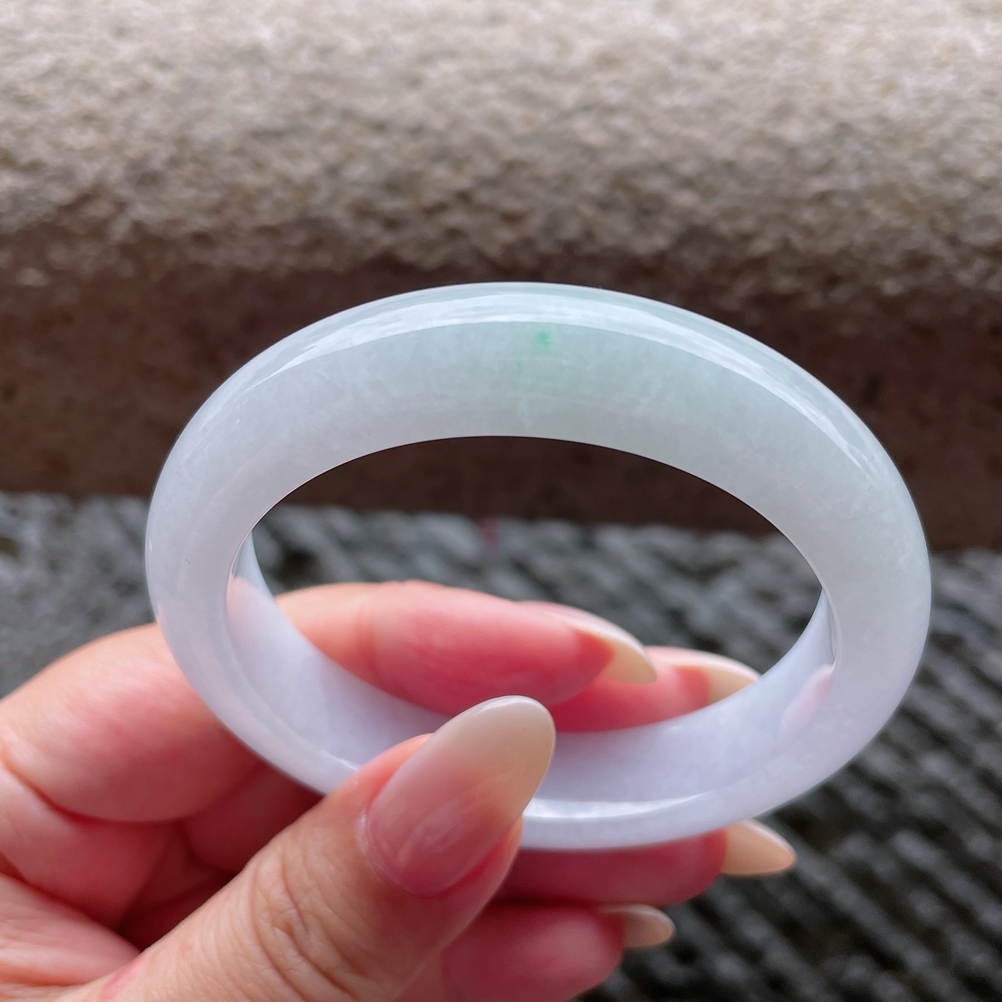 正圈54 55，圈口54-12.5-8.3，编码0423X31，糯冰飘绿，冰莹通透，水润，种老，无裂