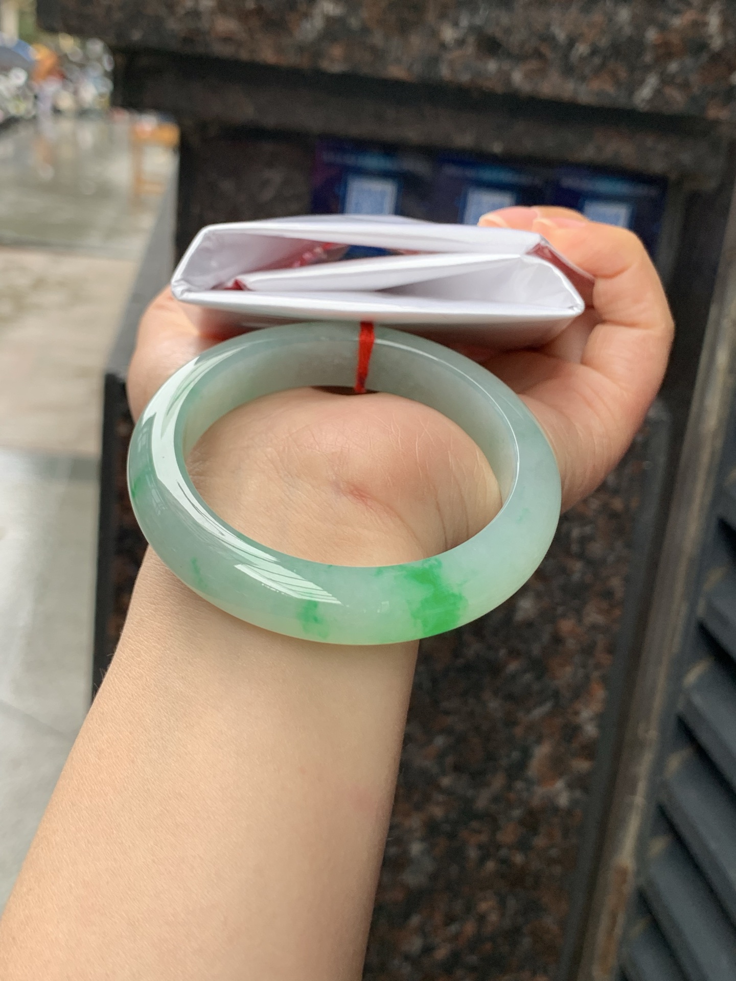 飘阳绿正圈，55.1-12.3-9，0423-N513，底妆冰润，飘金丝阳绿花，鲜艳得像新冒头的嫩芽，灵动清新，即柔和又充满生机，无裂。