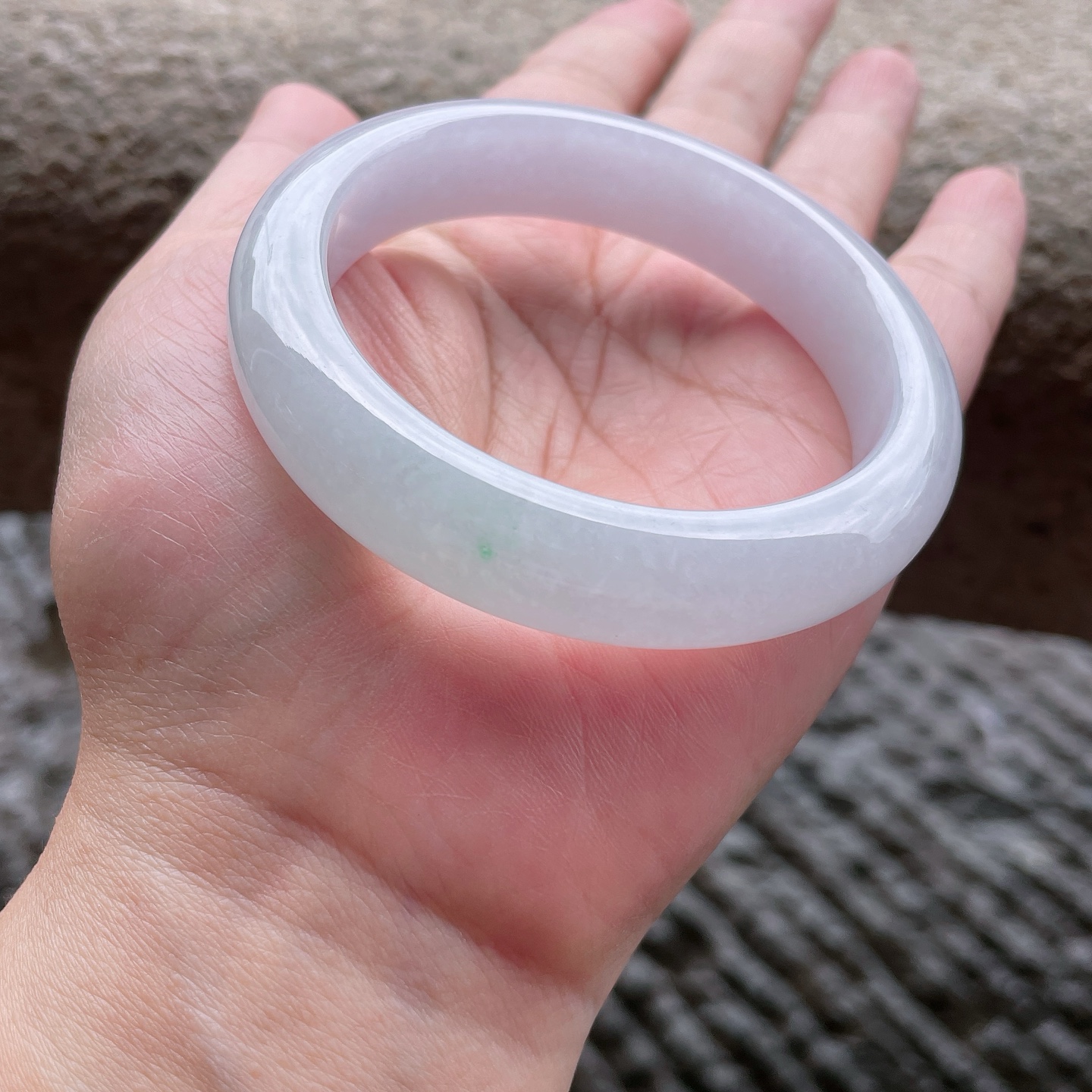 正圈54 55，圈口54-12.5-8.3，编码0423X31，糯冰飘绿，冰莹通透，水润，种老，无裂