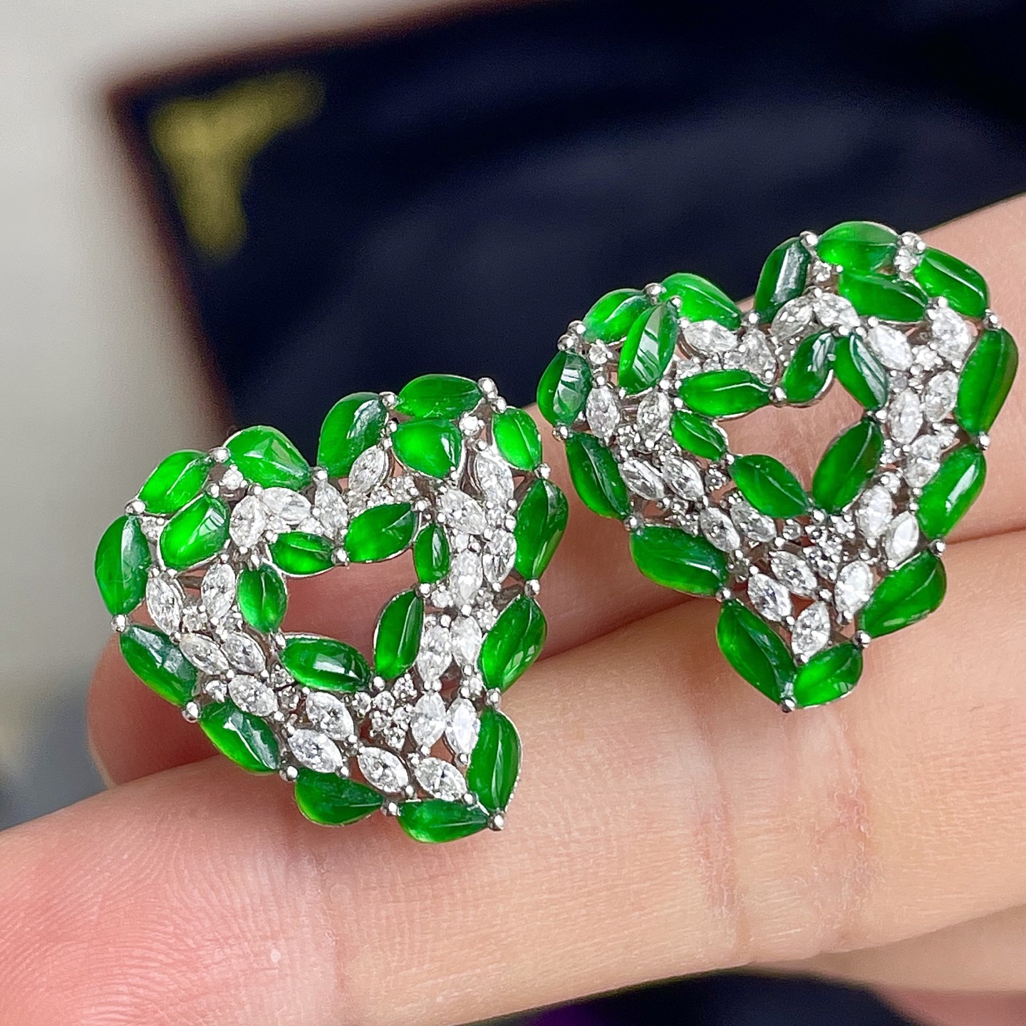 ️，缅料冰阳绿爱心耳钉，色辣，18k金镶嵌，饱满水润，无裂，裸石尺寸16.7/14.5/7.5，编