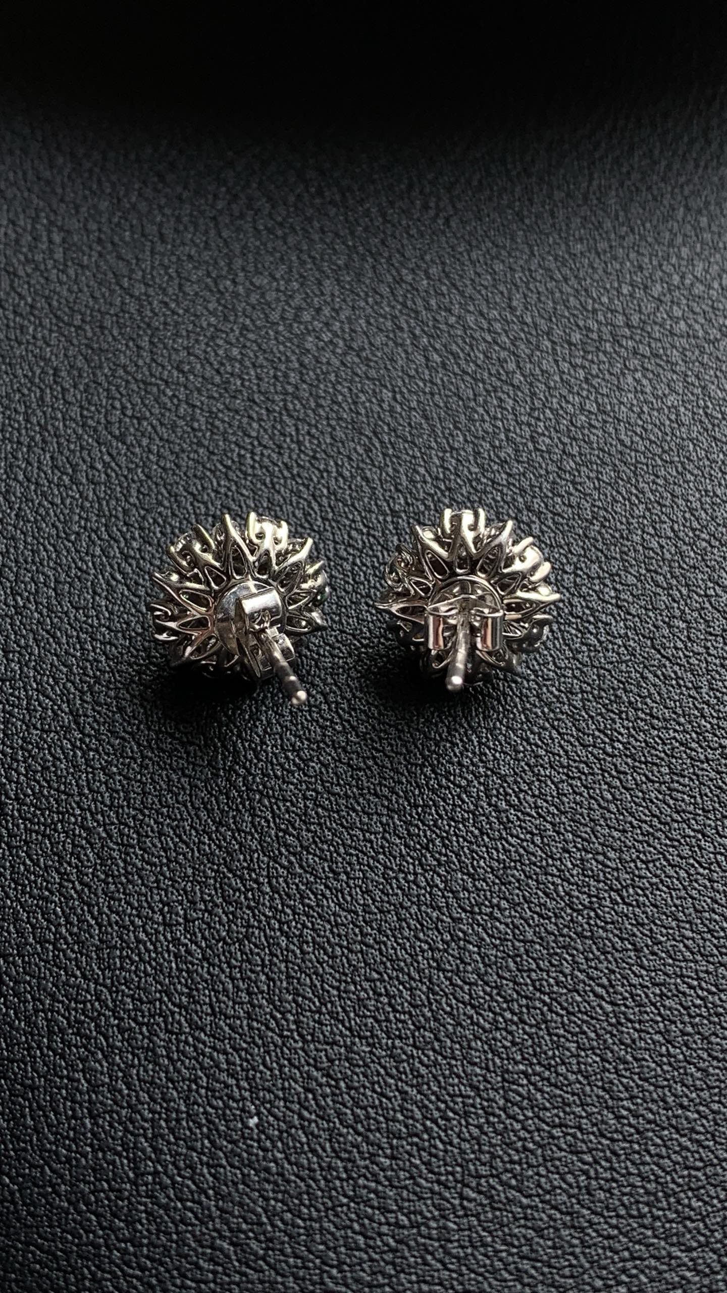 ️【18K金镶嵌蛋面耳钉】种老细腻，色阳浓郁起胶，尺寸：成品：11.5*11.5*7.7，裸石：6.1*5.7,b17422