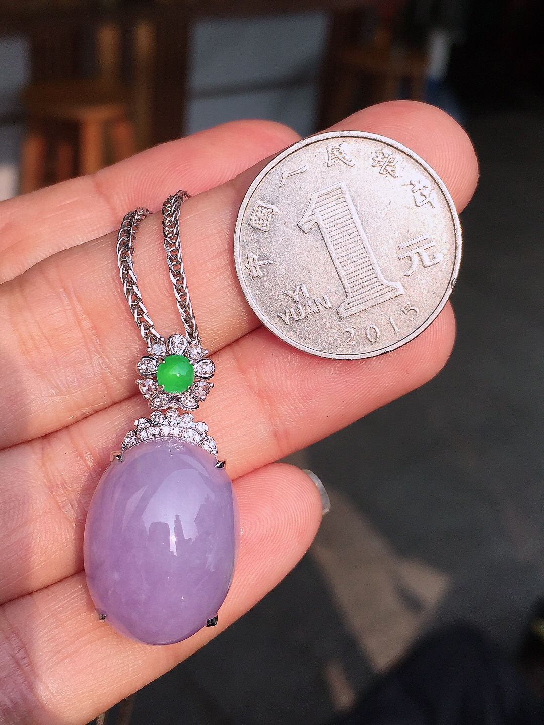 紫罗兰蛋面吊坠，色泽均匀艳丽，玉质细腻，荧光感超
强，饱满圆润，尽显优雅气质，18k
金豪华镶嵌