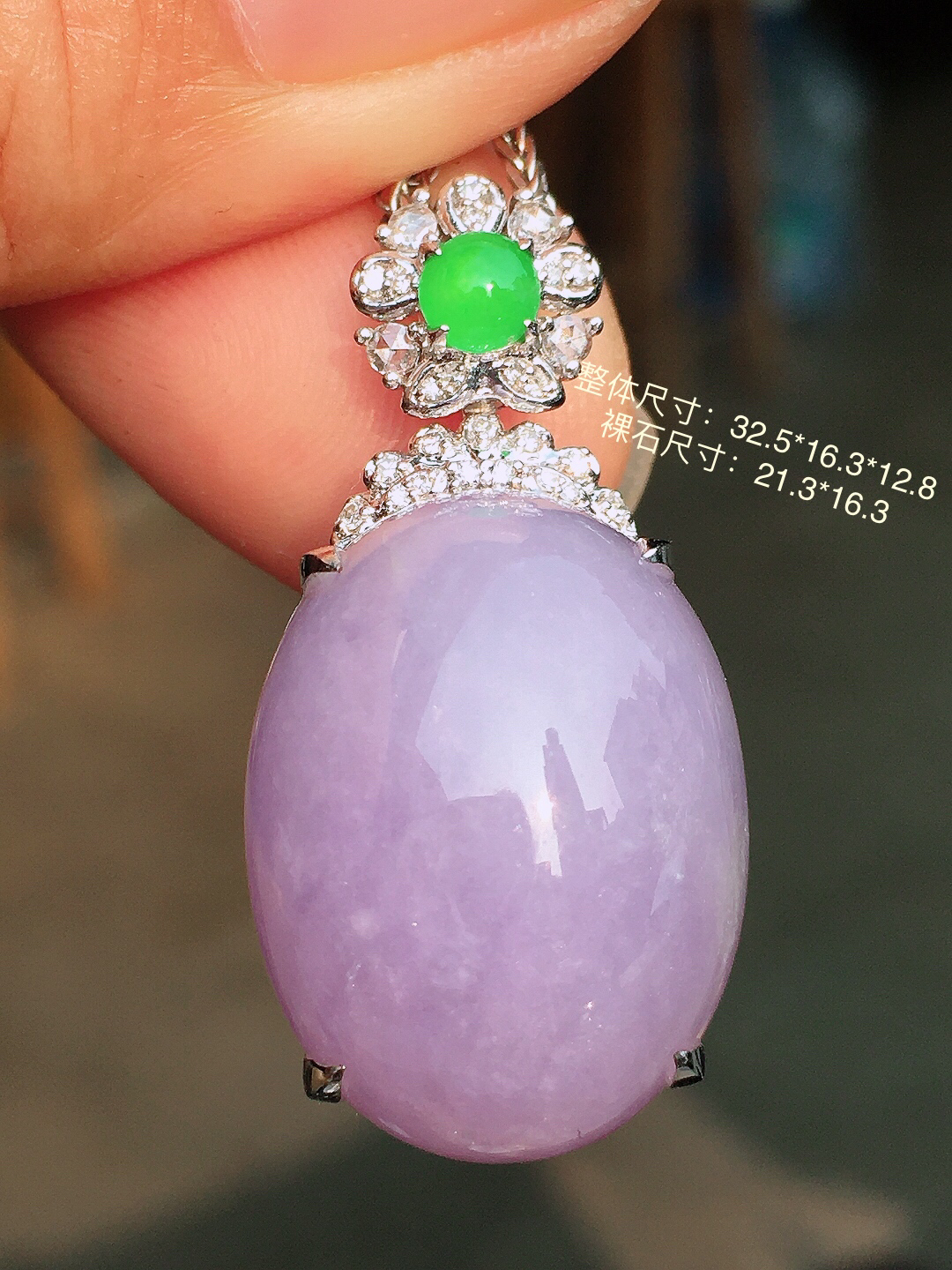 紫罗兰蛋面吊坠，色泽均匀艳丽，玉质细腻，荧光感超
强，饱满圆润，尽显优雅气质，18k
金豪华镶嵌